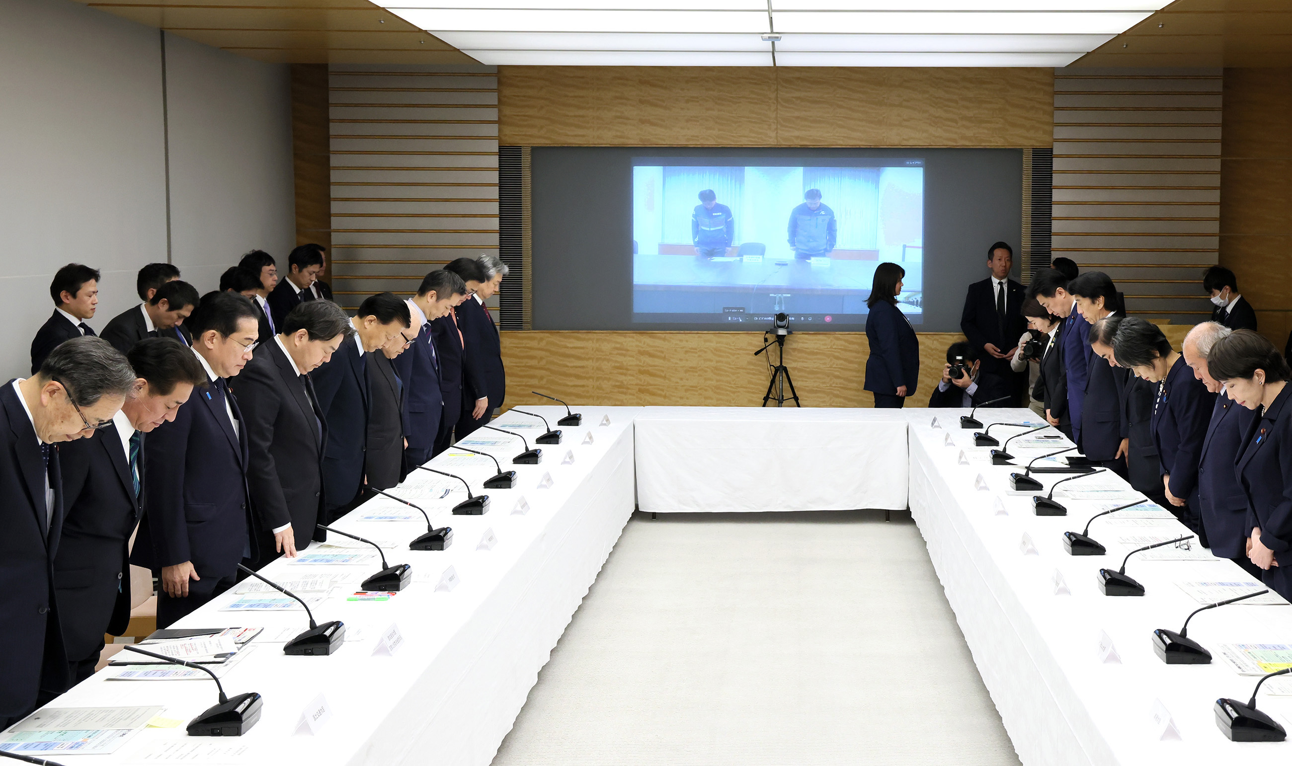 Prime Minister Kishida offering a silent prayer (2)