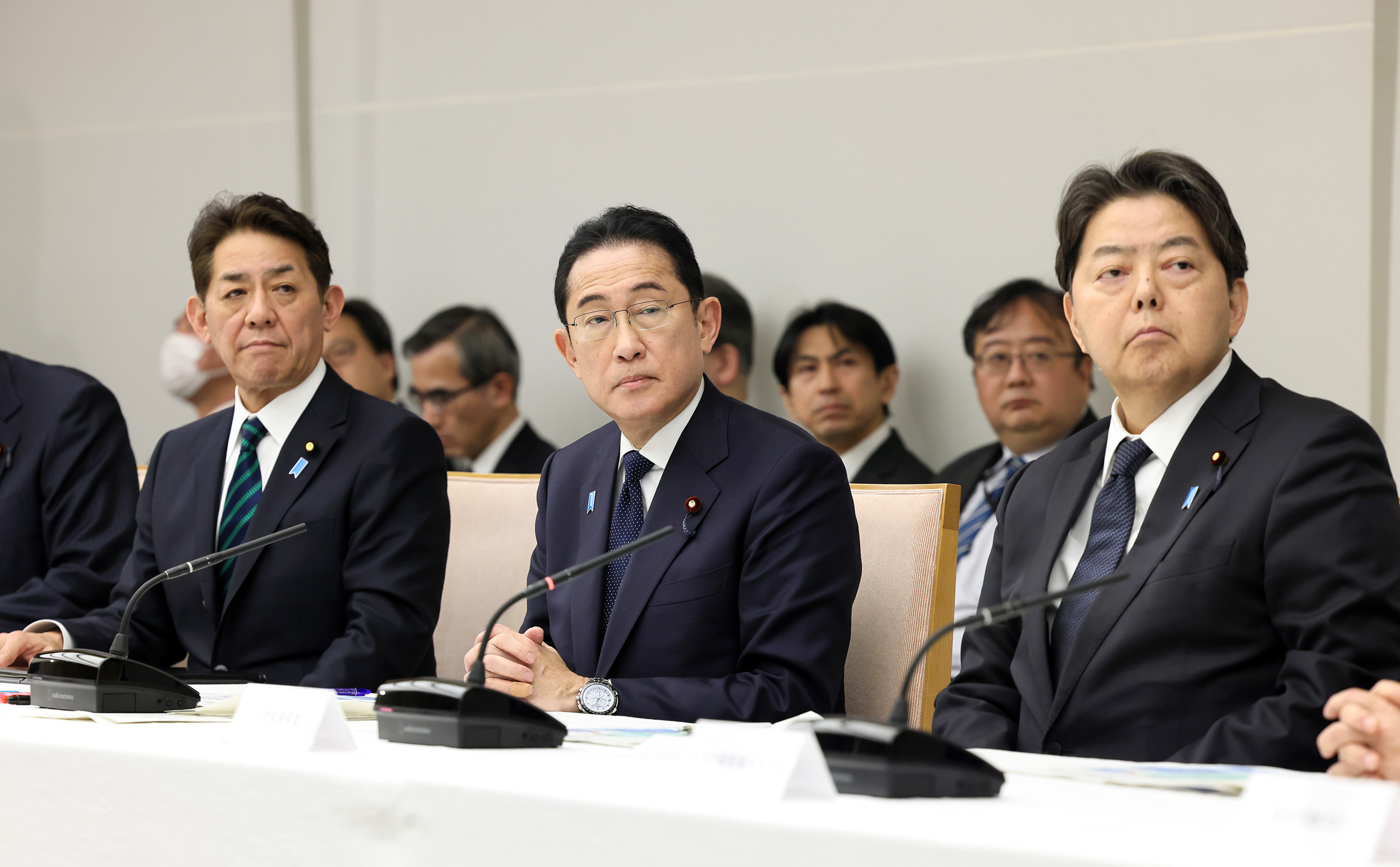 Prime Minister Kishida listening to participants (1)