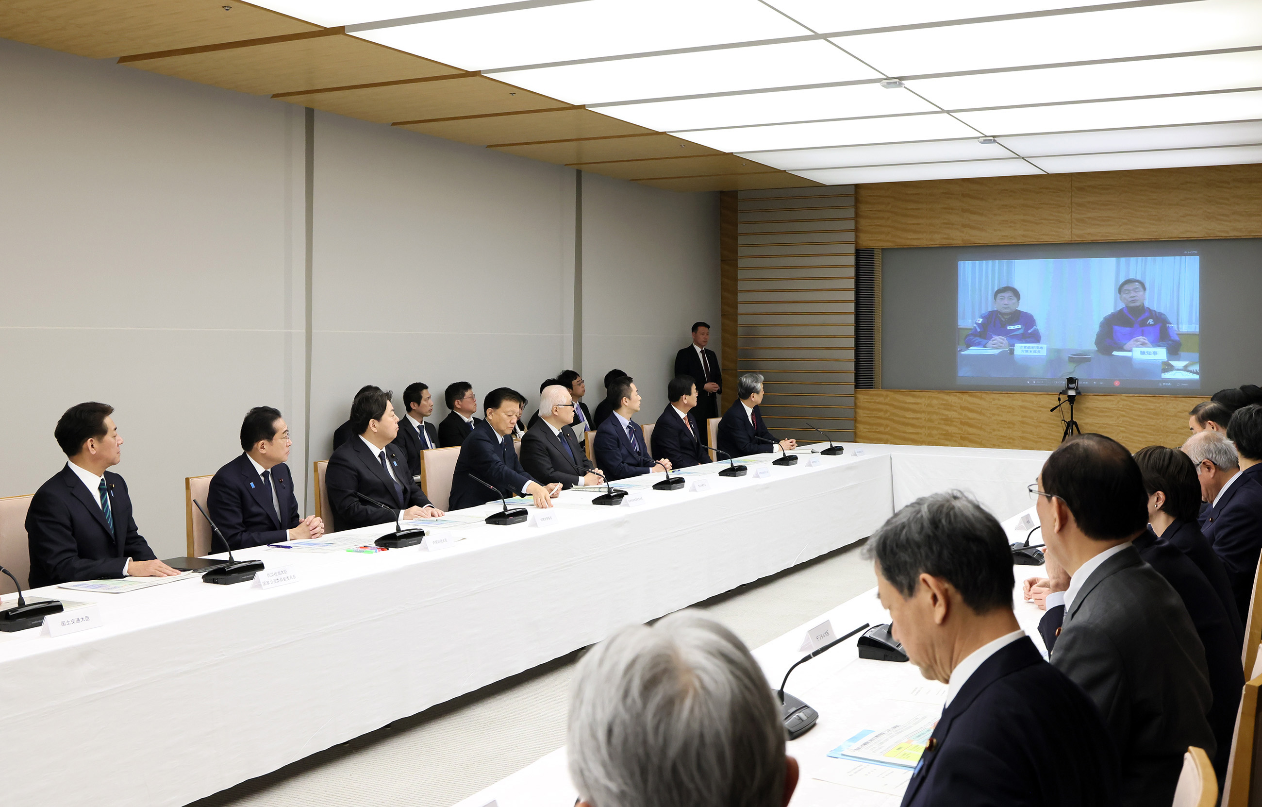 Prime Minister Kishida listening to participants (2)