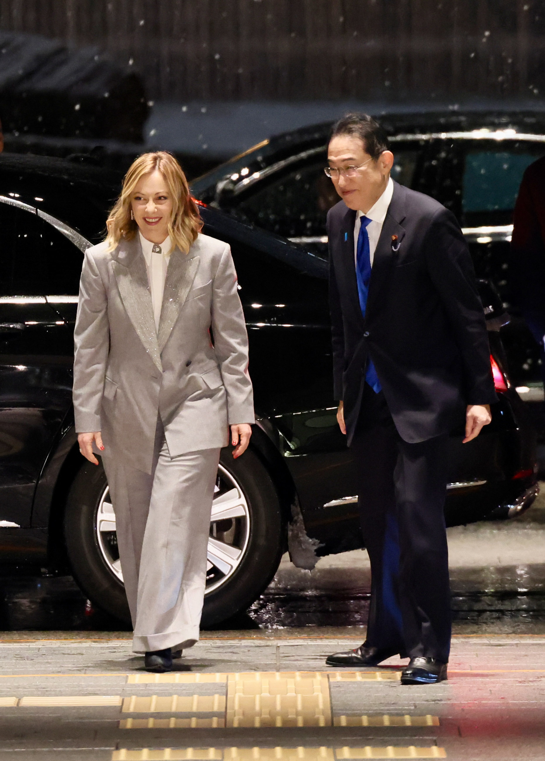 Prime Minister Kishida welcoming Prime Minister Meloni