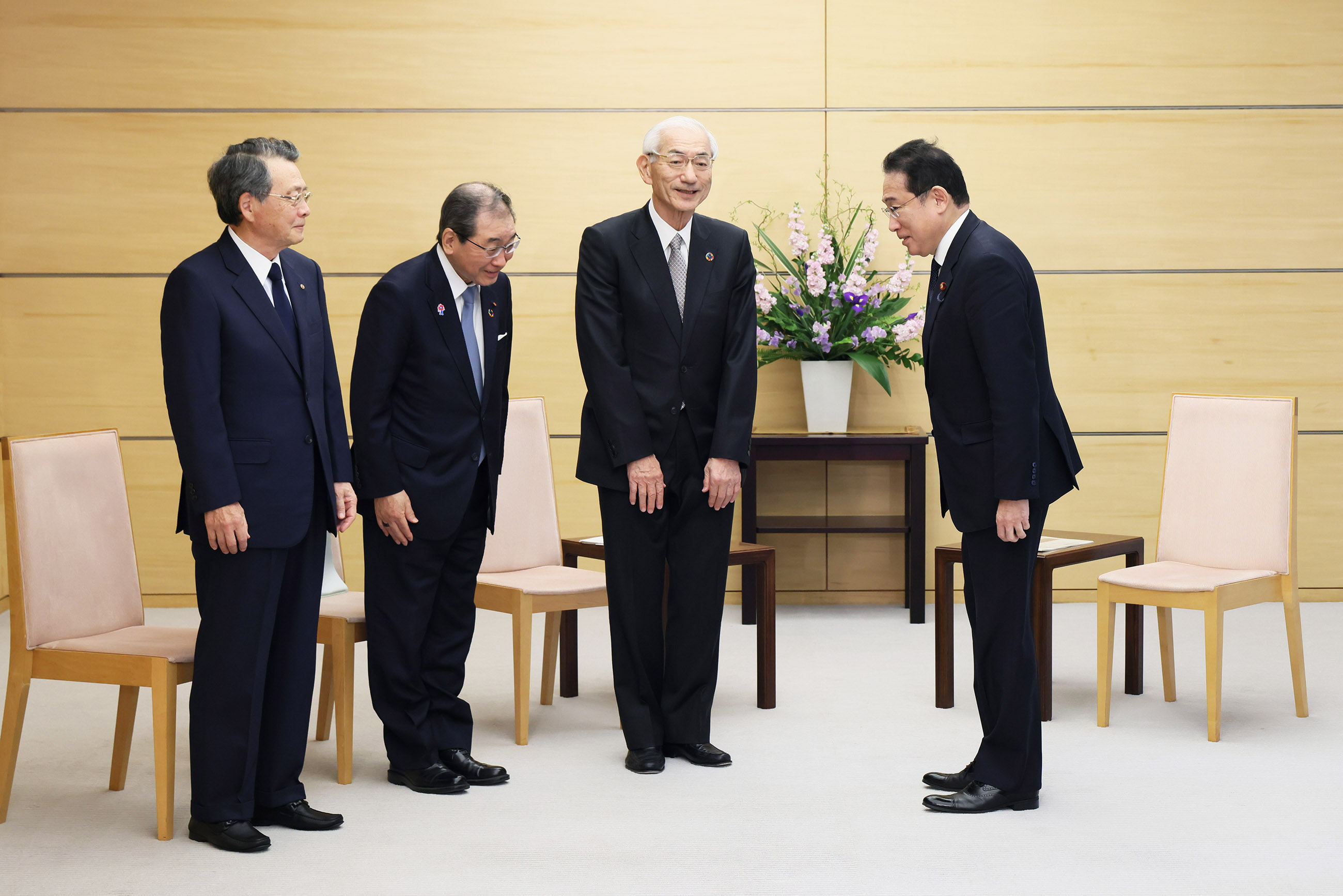 Prime Minister Kishida receiving a courtesy call (2)
