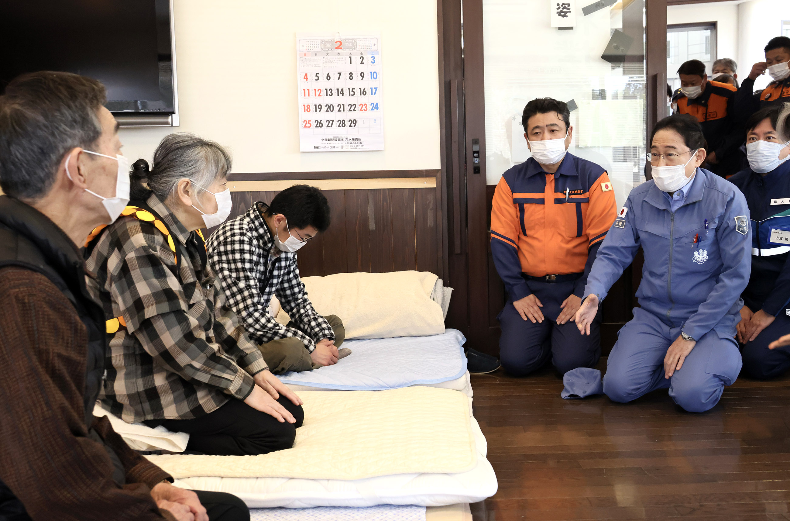 Prime Minister Kishida visiting an evacuation center (2)