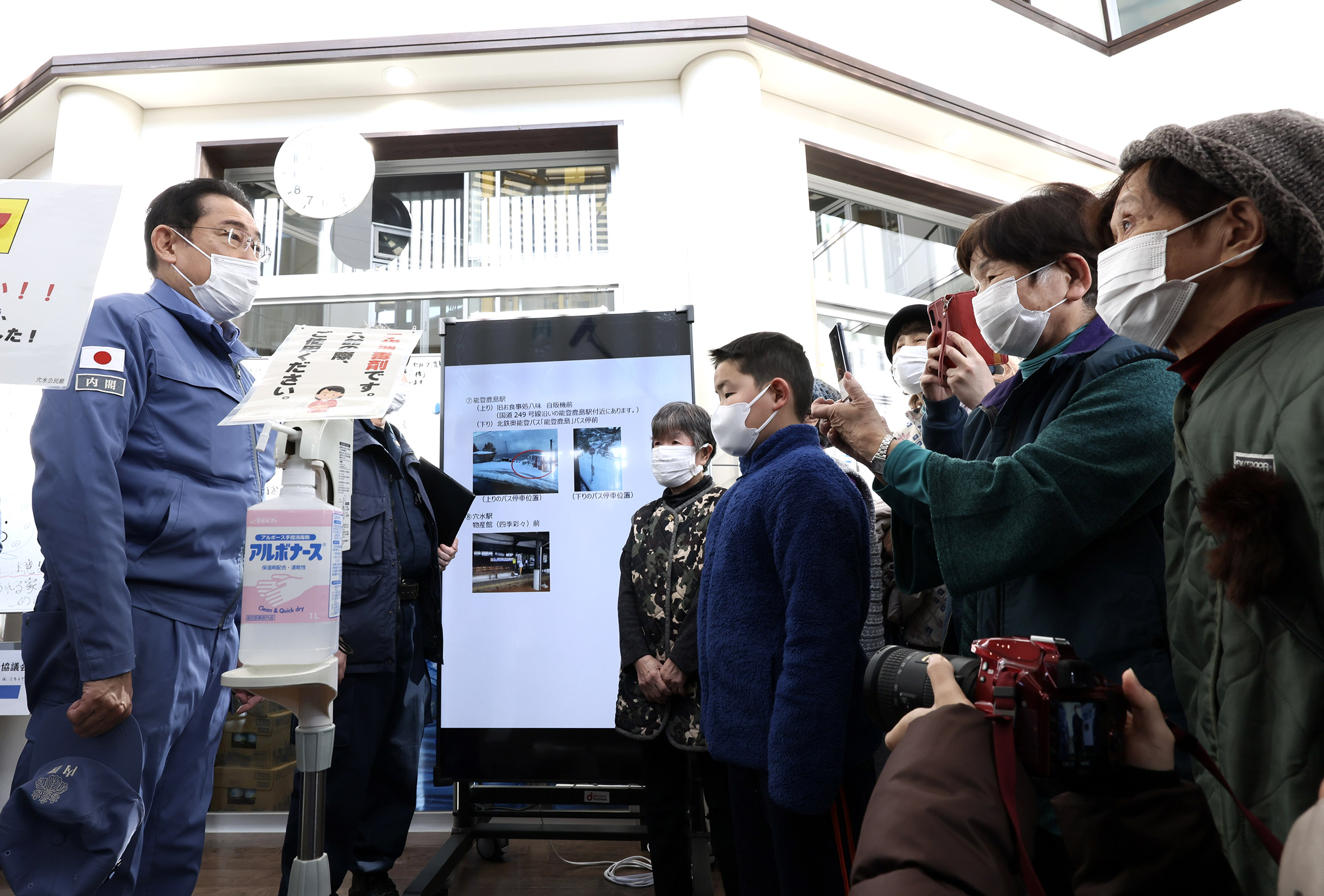 Prime Minister Kishida visiting an evacuation center (3)