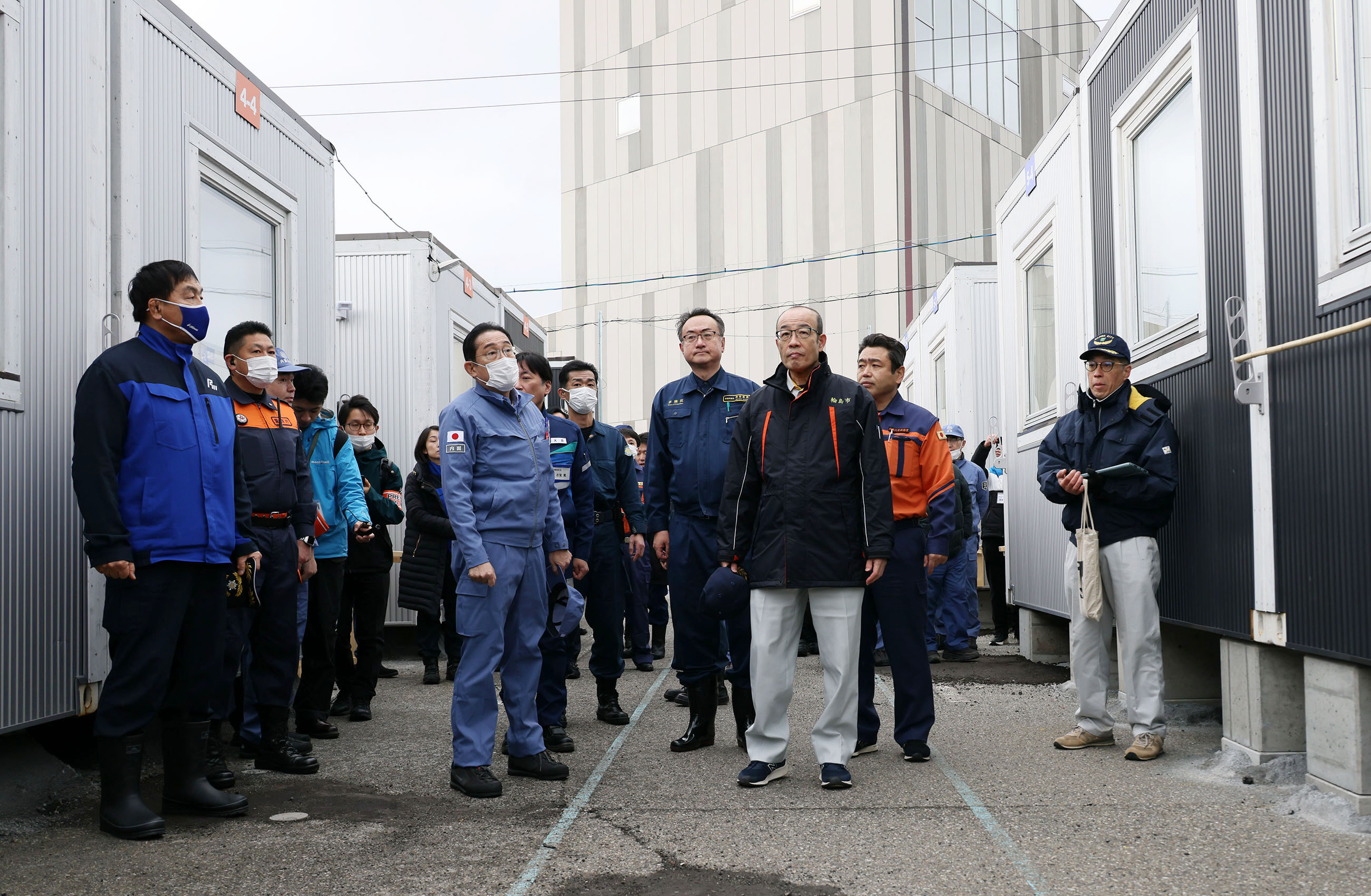 Prime Minister Kishida visiting emergency temporary housing (1)
