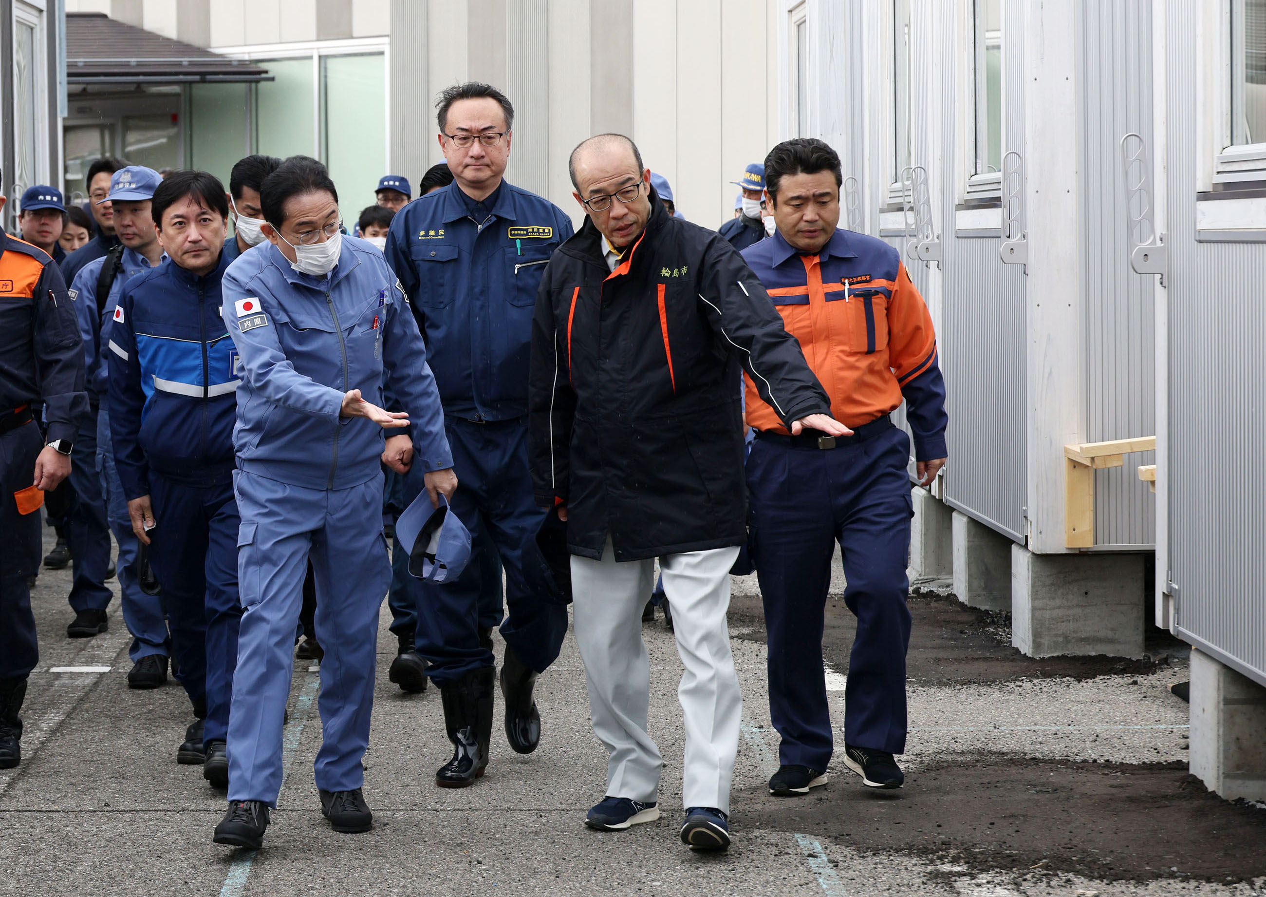 Prime Minister Kishida visiting emergency temporary housing (2)