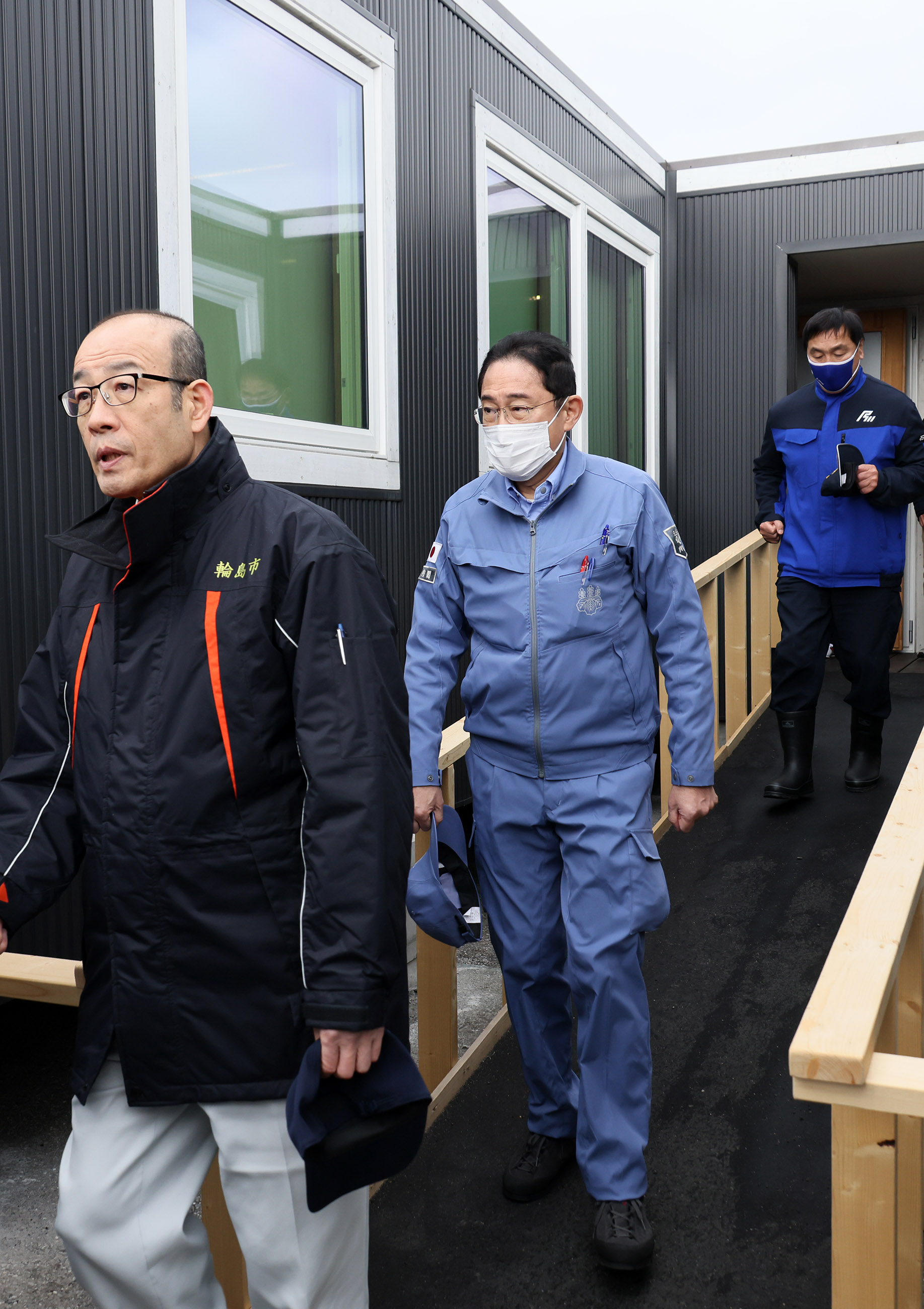 Prime Minister Kishida visiting emergency temporary housing (3)
