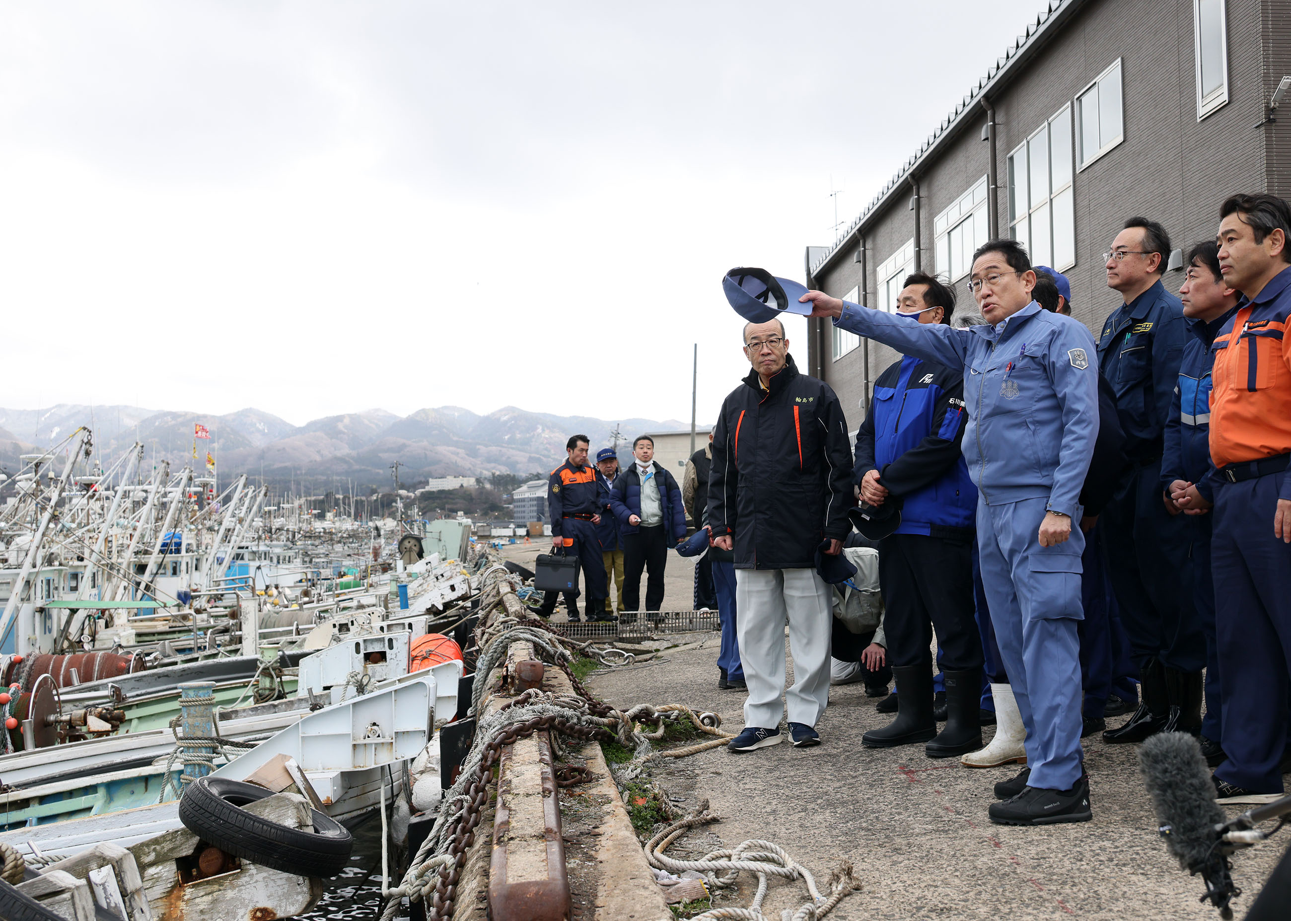 Prime Minister Kishida visiting the Port of Wajima (2)