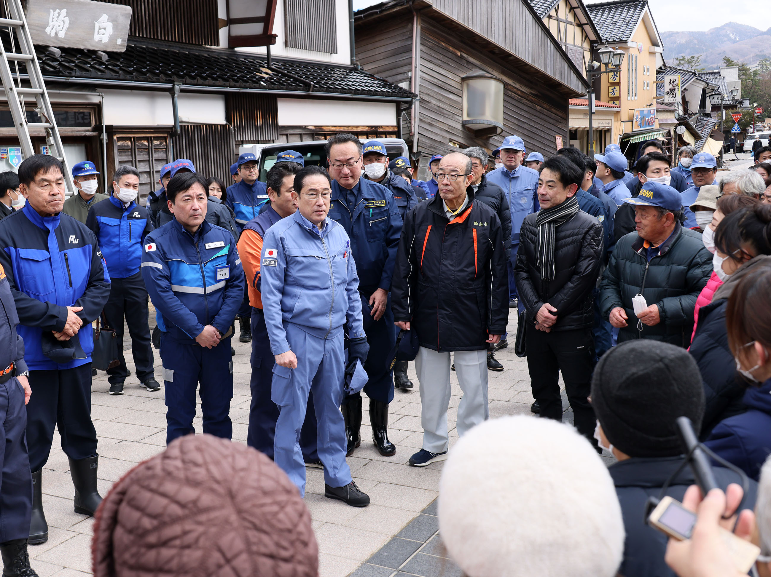 Prime Minister Kishida visiting the Asaichi area of Wajima City (2)