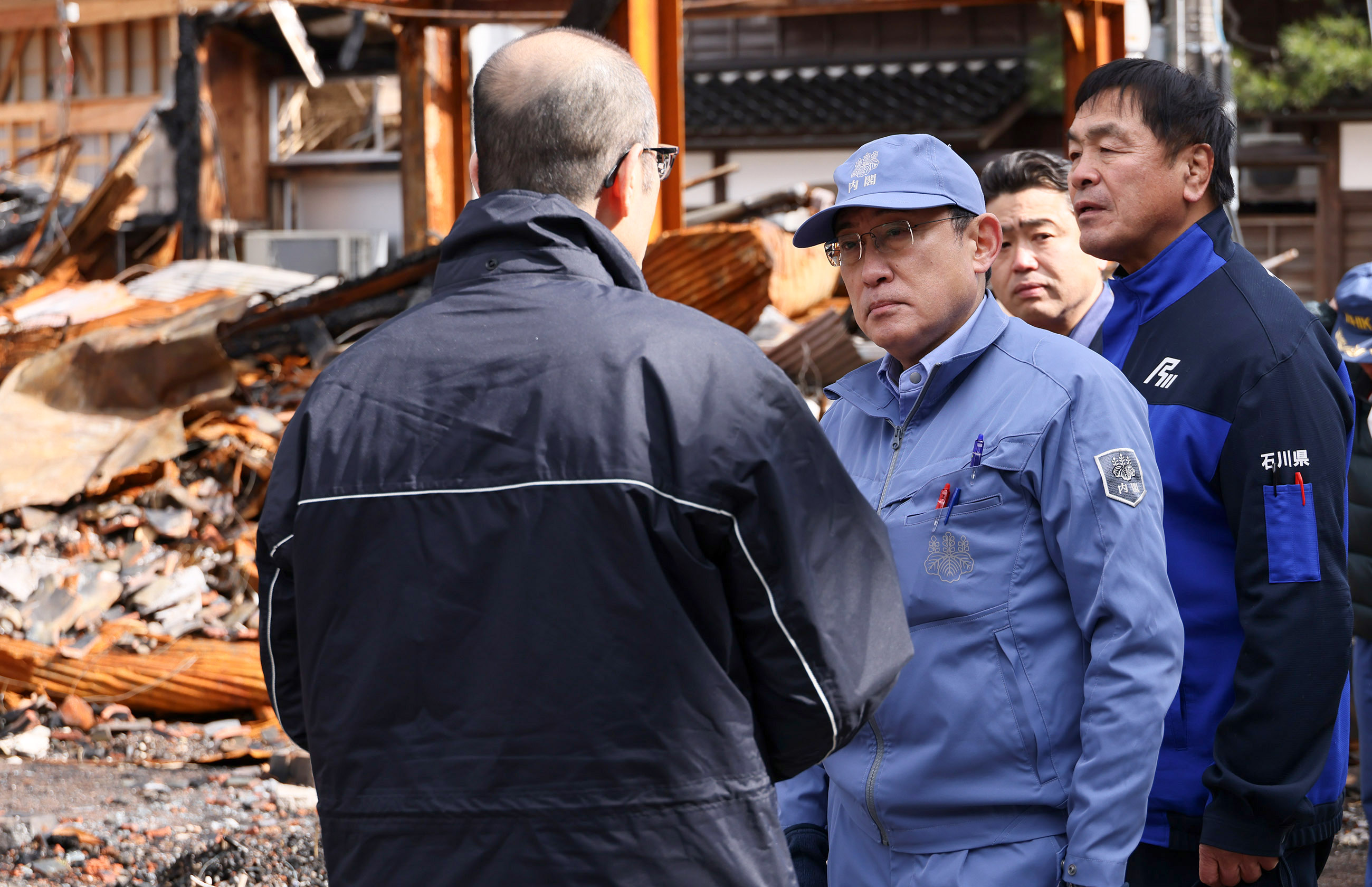 Prime Minister Kishida visiting the Asaichi area of Wajima City (3)