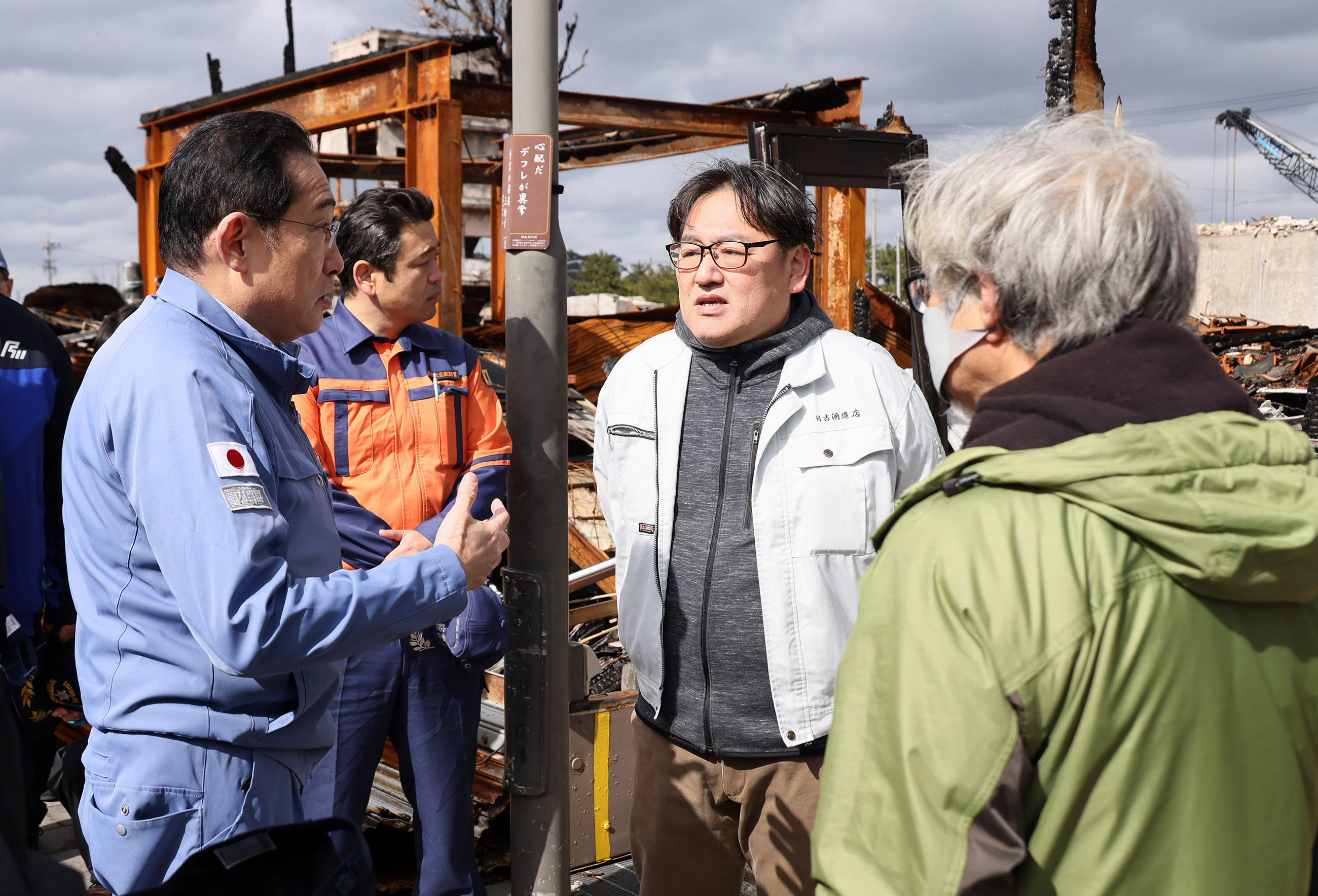 Prime Minister Kishida visiting the Asaichi area of Wajima City (4)
