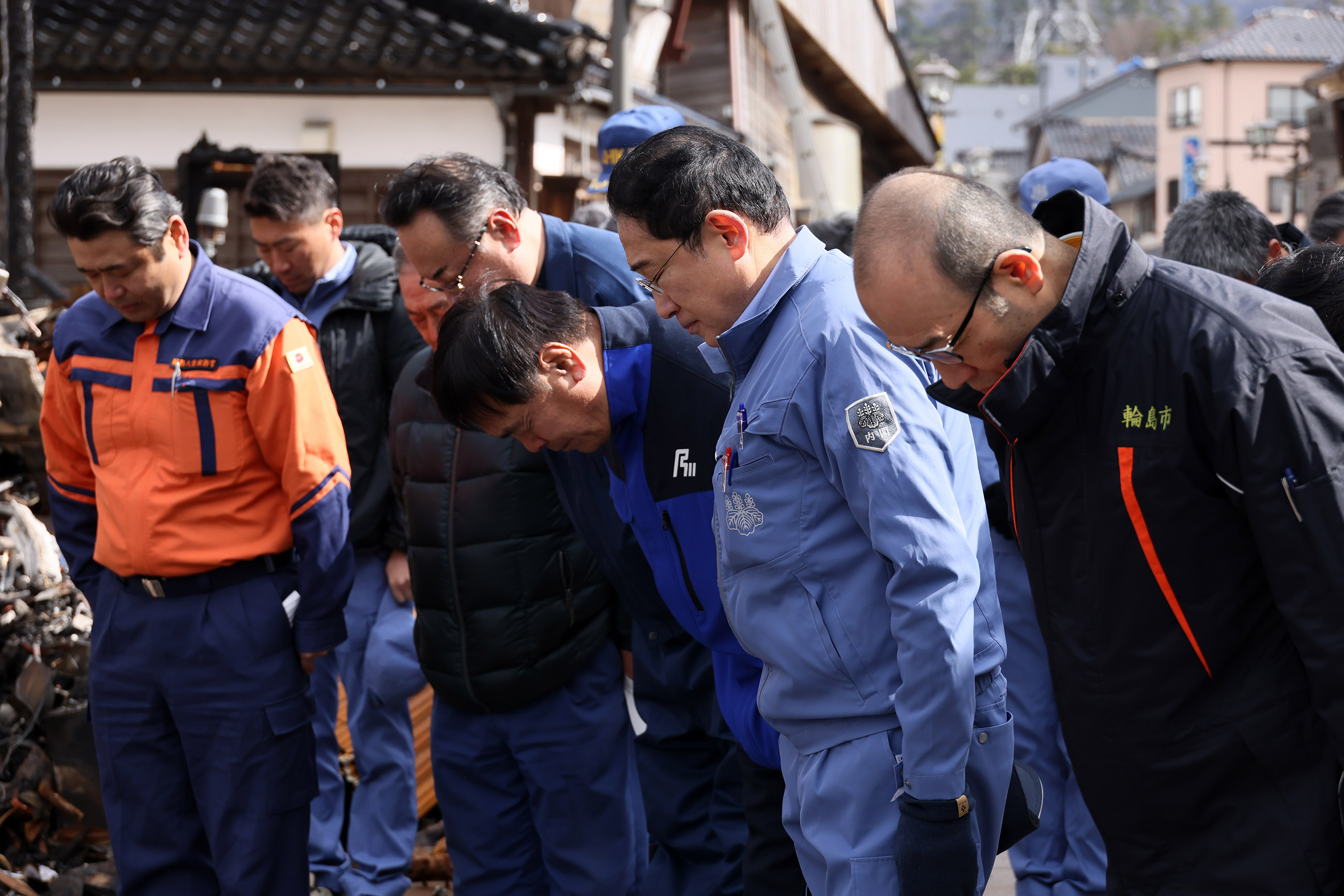 Prime Minister Kishida offering a silent prayer (1)