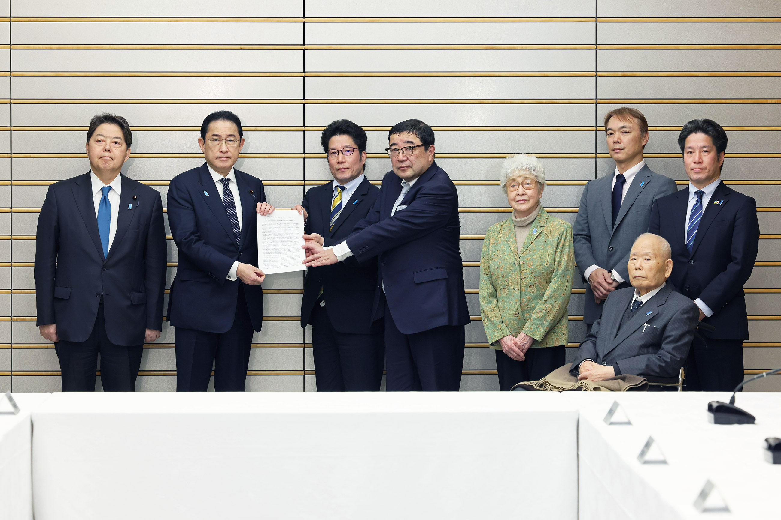 Prime Minister Kishida receiving an action policy (1)