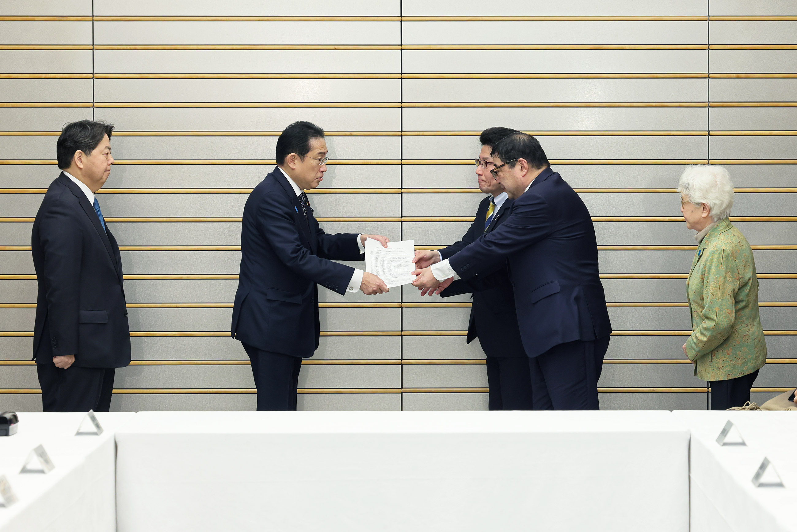 Prime Minister Kishida receiving an action policy (2)