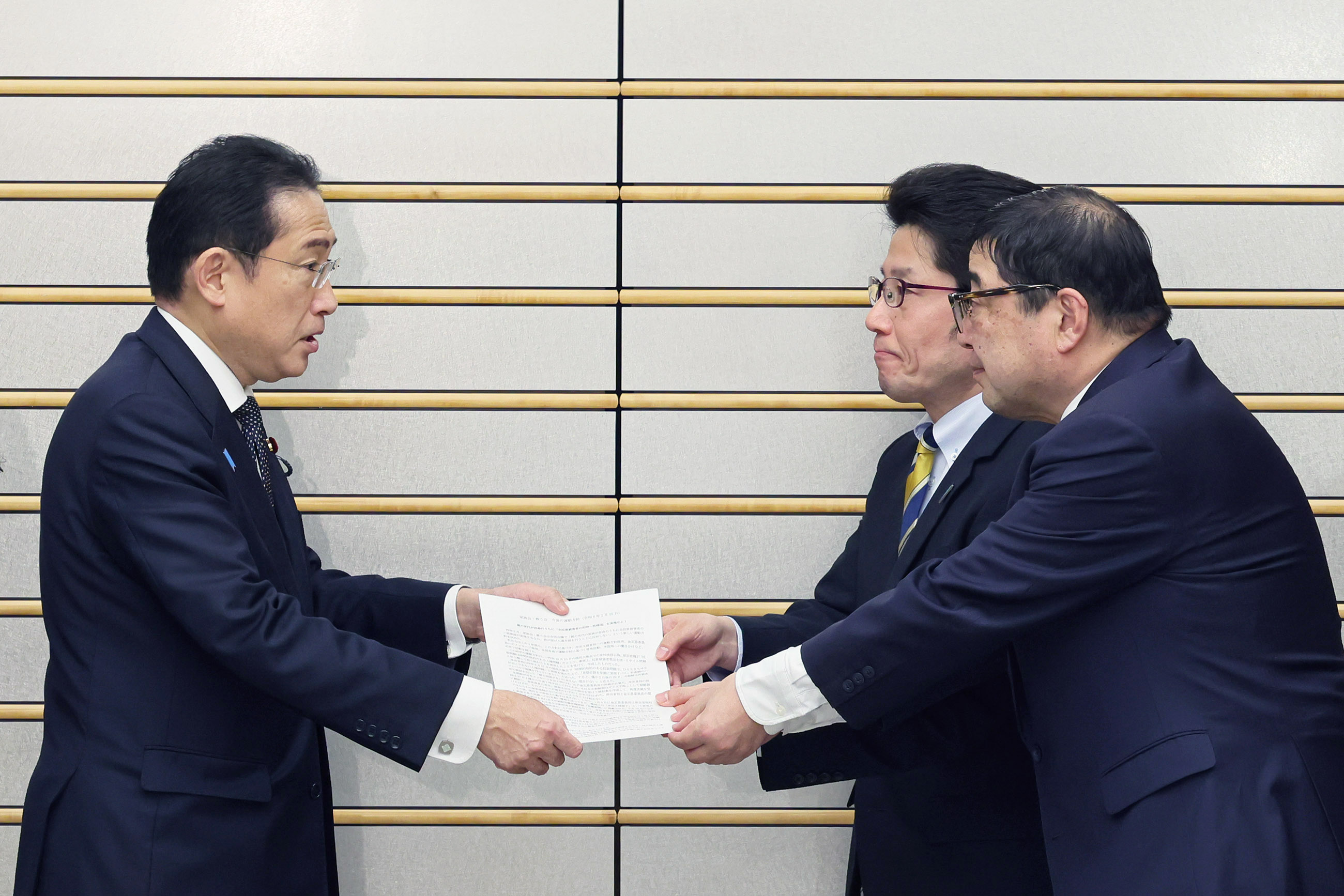 Prime Minister Kishida receiving an action policy (3)