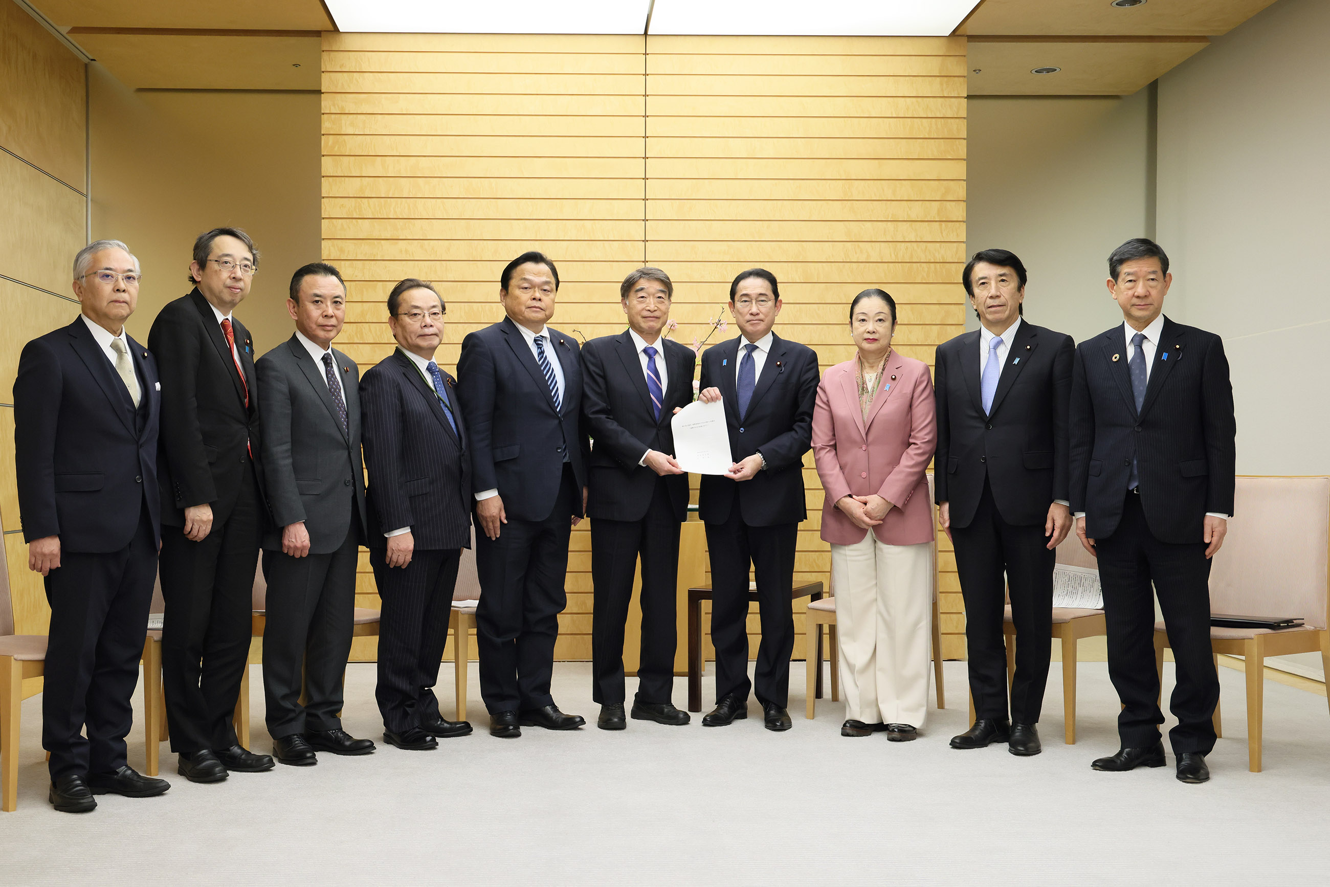 Prime Minister Kishida receiving the proposal (1)