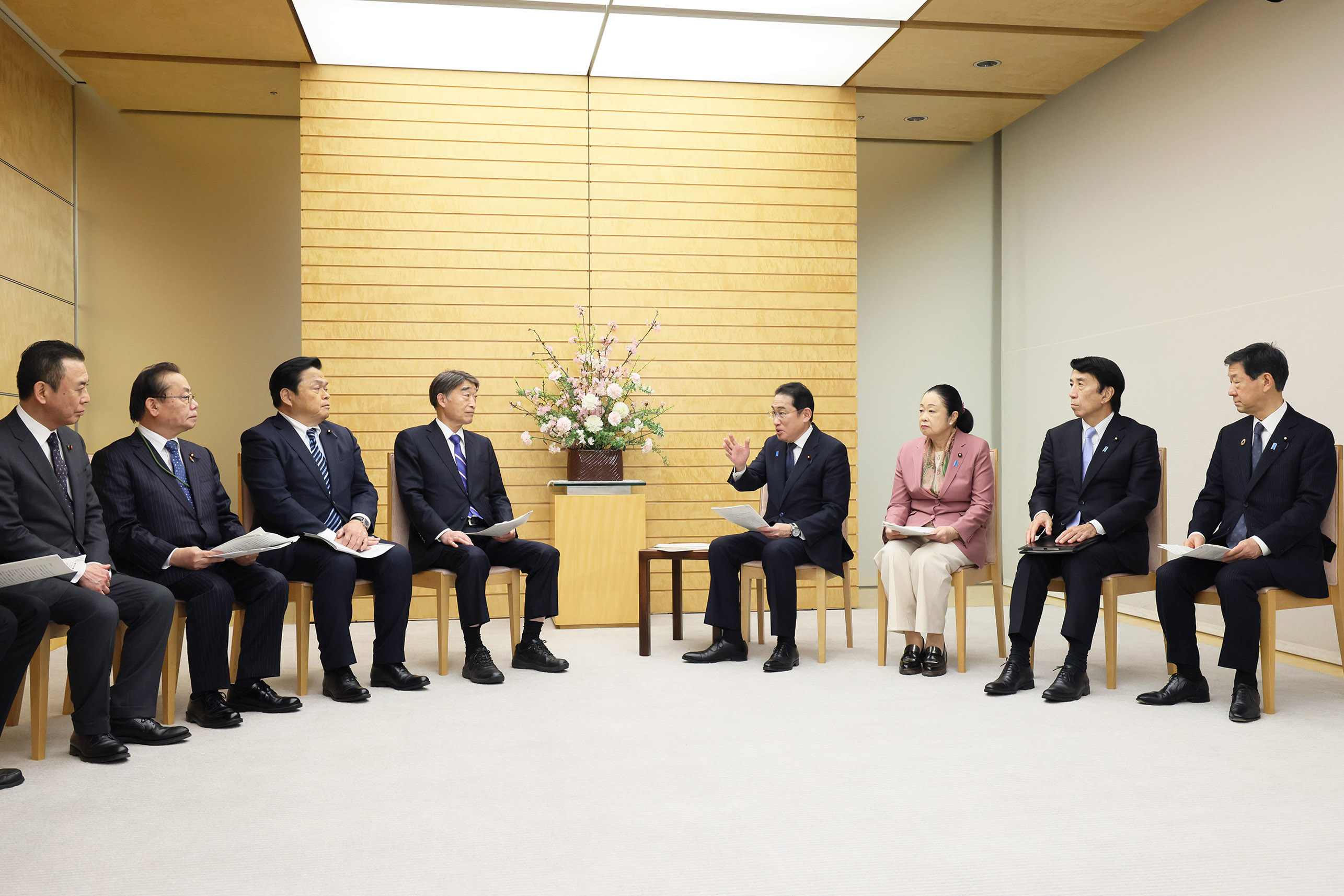 Prime Minister Kishida receiving the proposal (2)