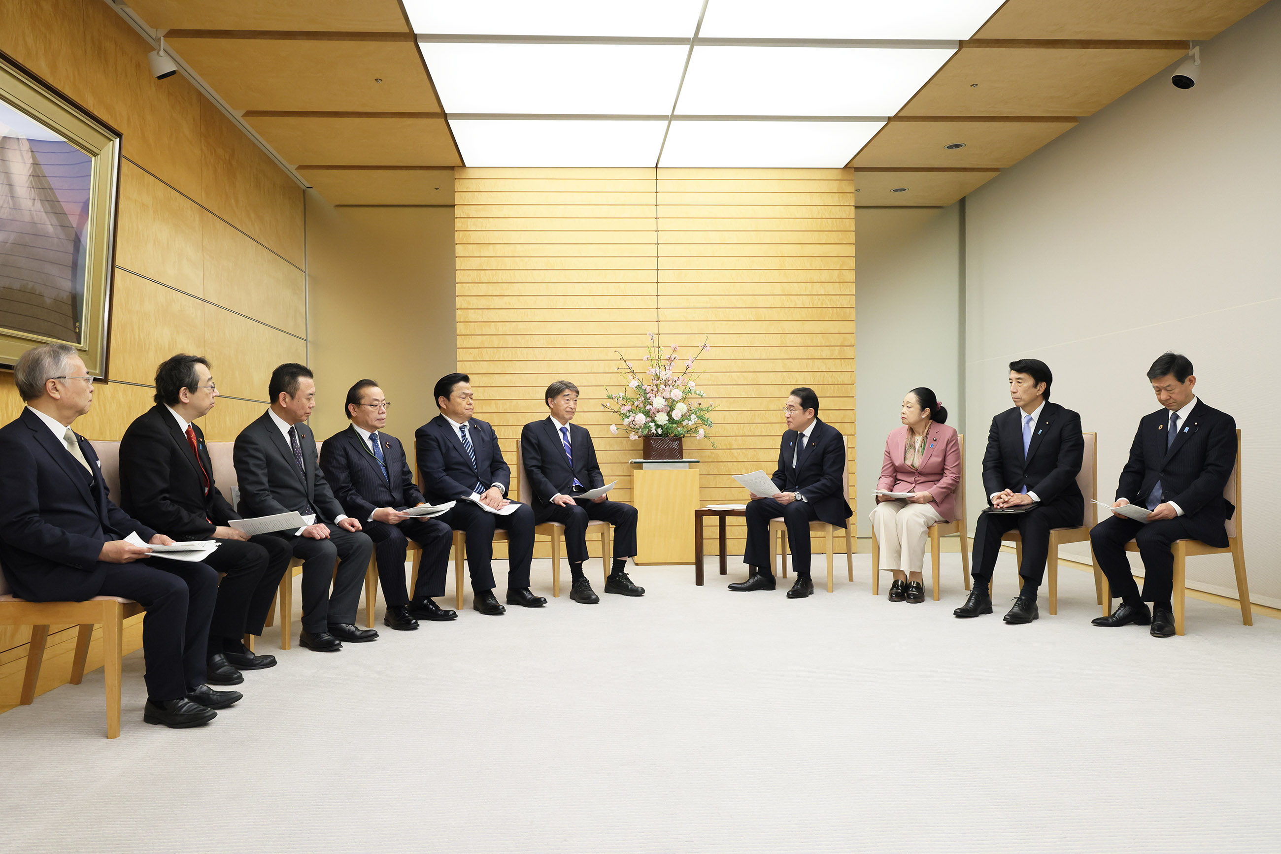 Prime Minister Kishida receiving the proposal (3)