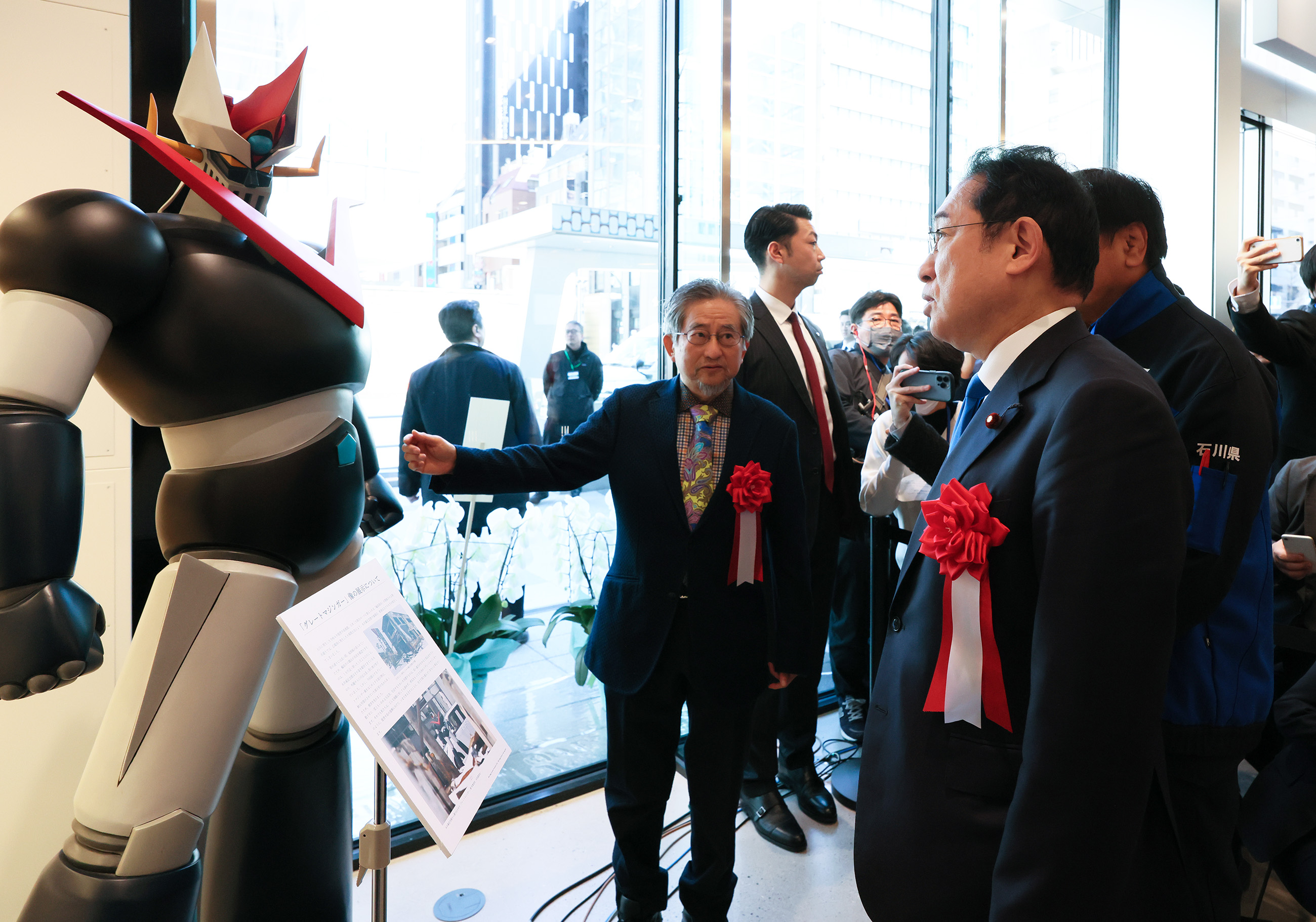 Prime Minister Kishida receiving an explanation from Mr. NAGAI Go (2)