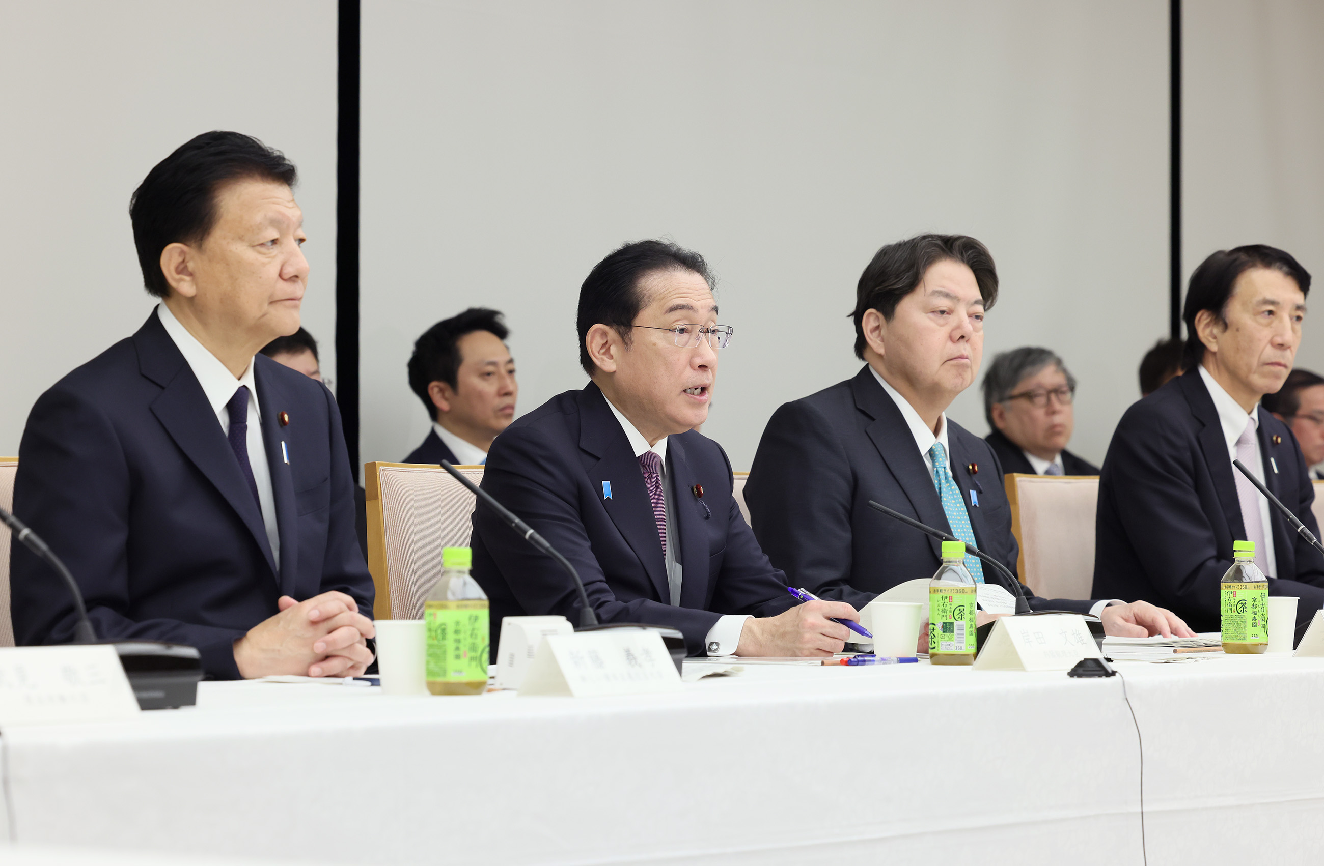 Prime Minister Kishida wrapping up an exchange of views (1)