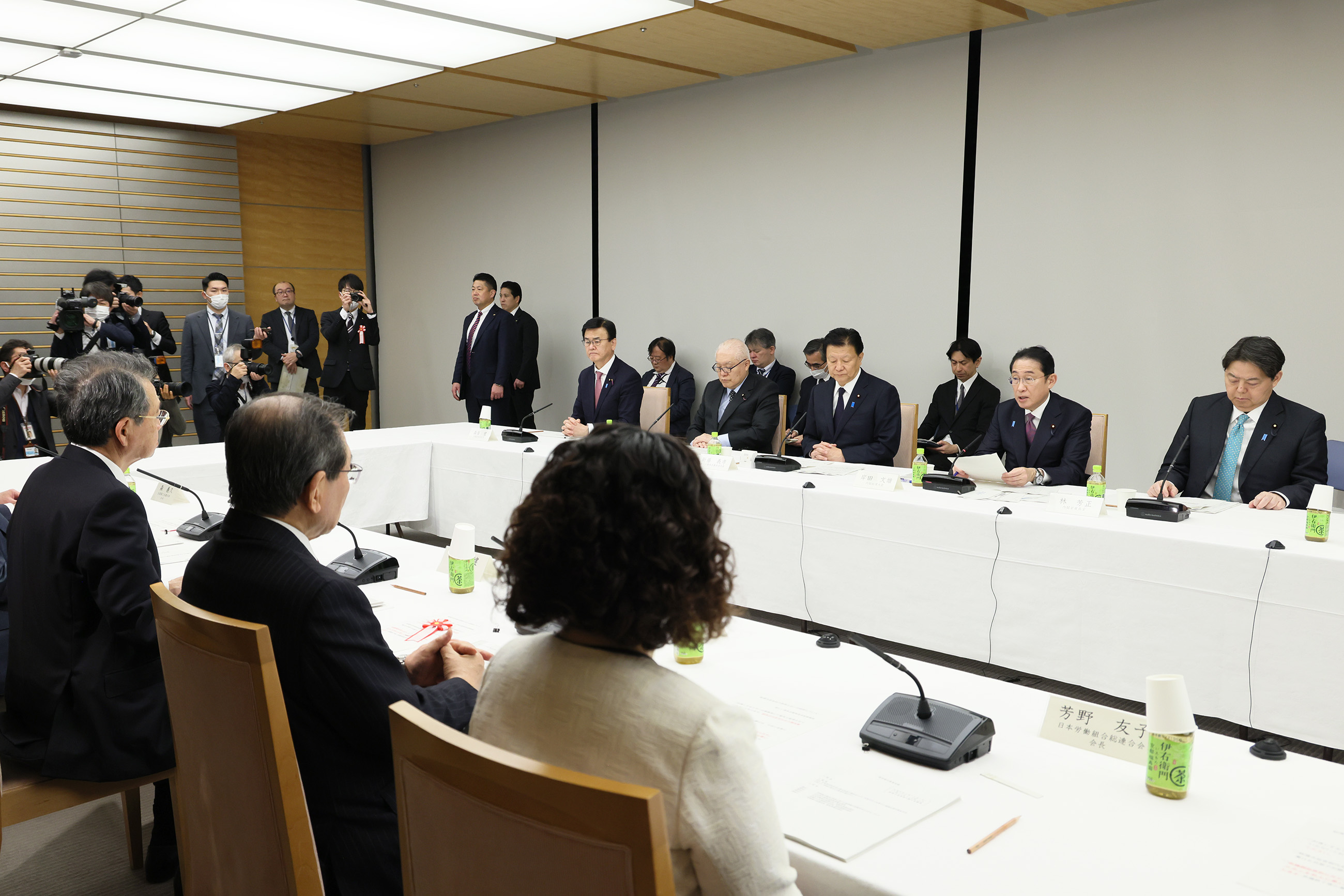 Prime Minister Kishida wrapping up an exchange of views (3)