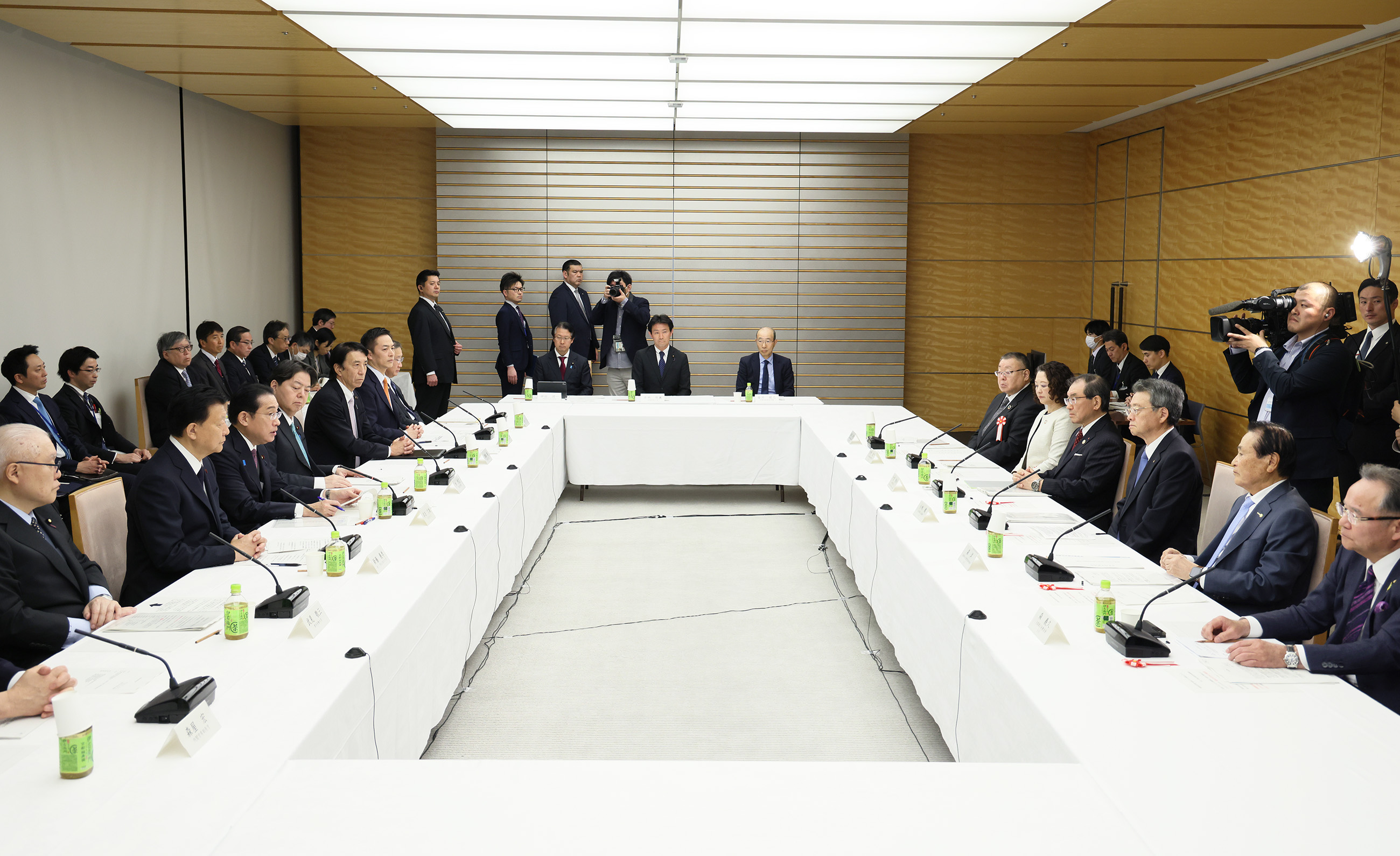 Prime Minister Kishida wrapping up an exchange of views (5)