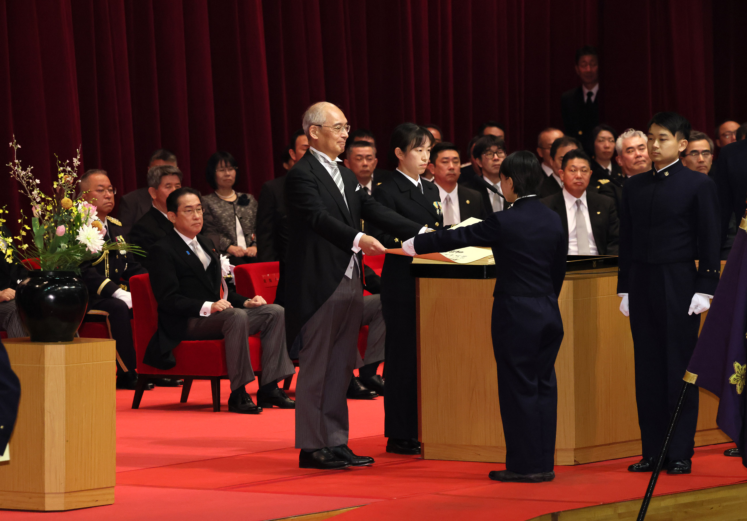 Prime Minister Kishida joining the diploma presentation