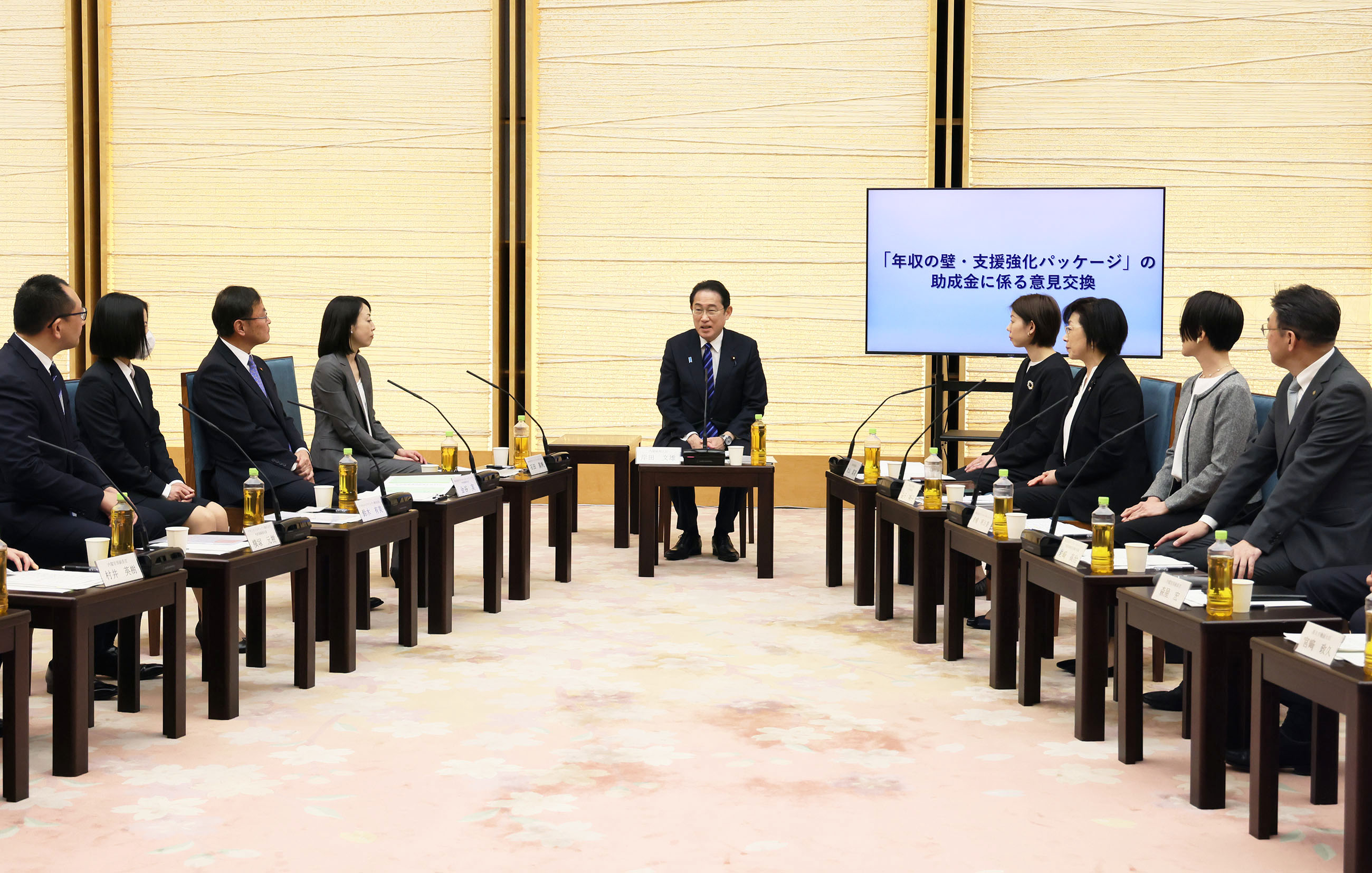 Prime Minister Kishida attending an exchange of views (2)