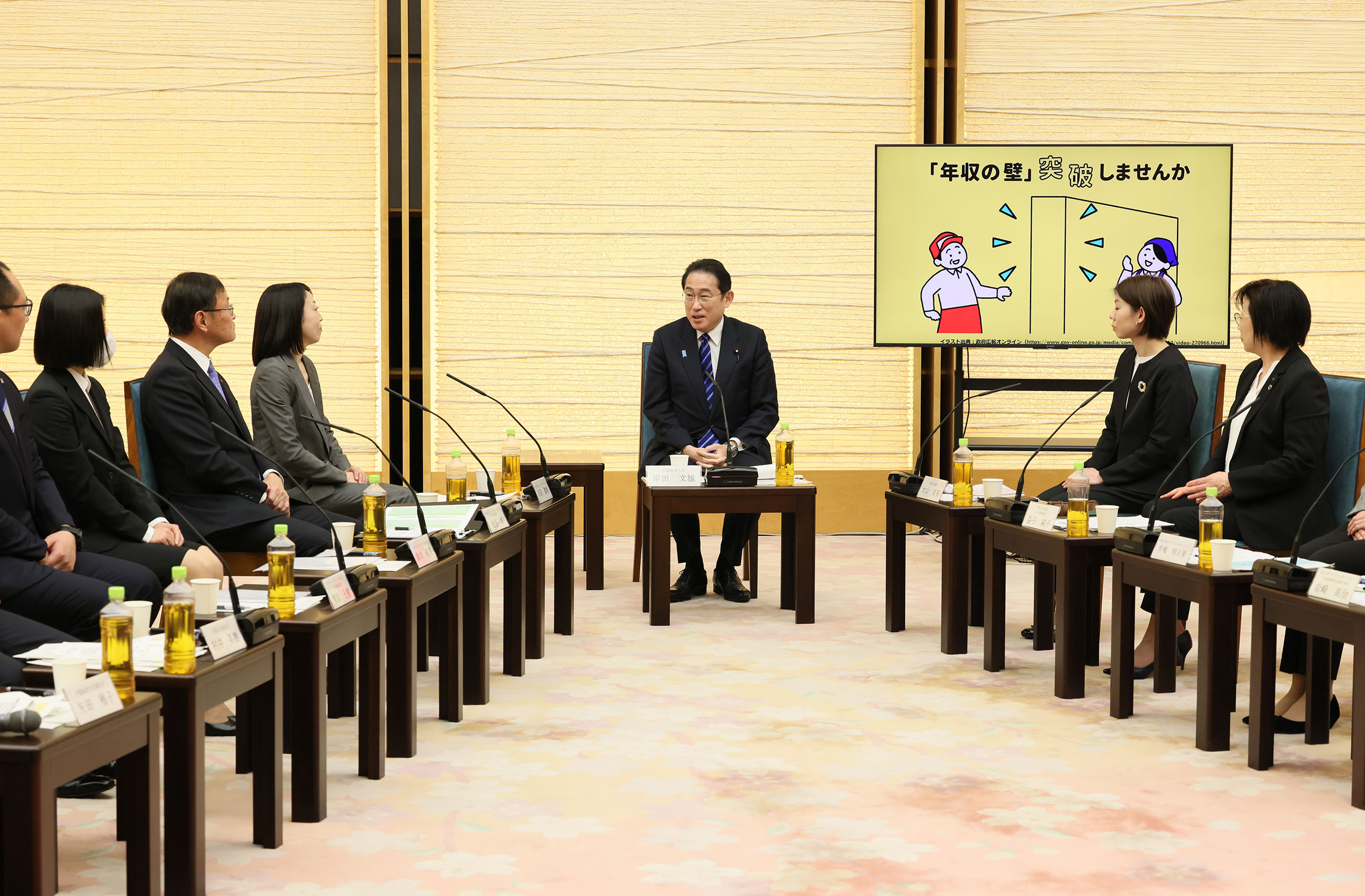 Prime Minister Kishida attending an exchange of views (3)