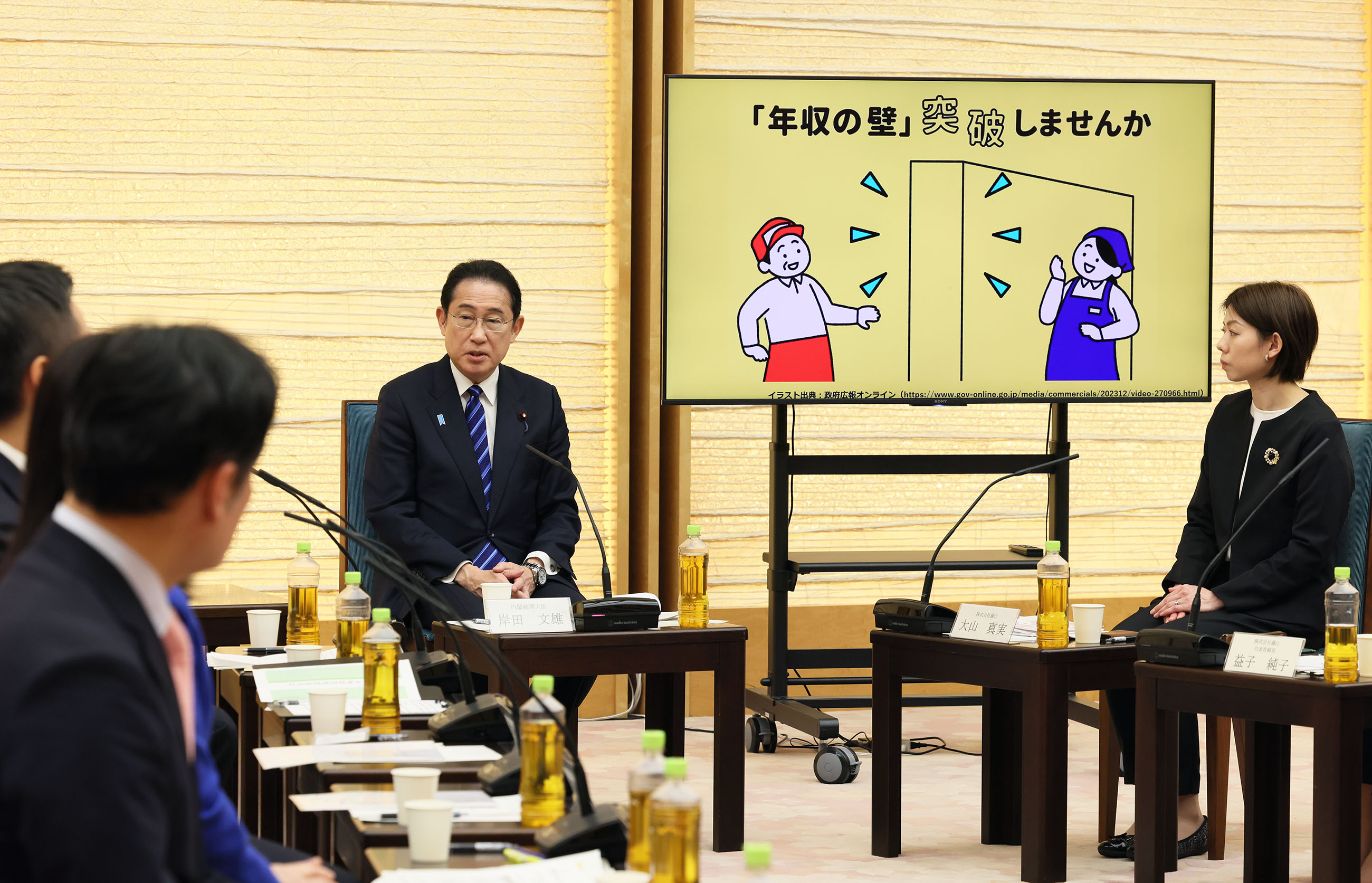 Prime Minister Kishida attending an exchange of views (4)