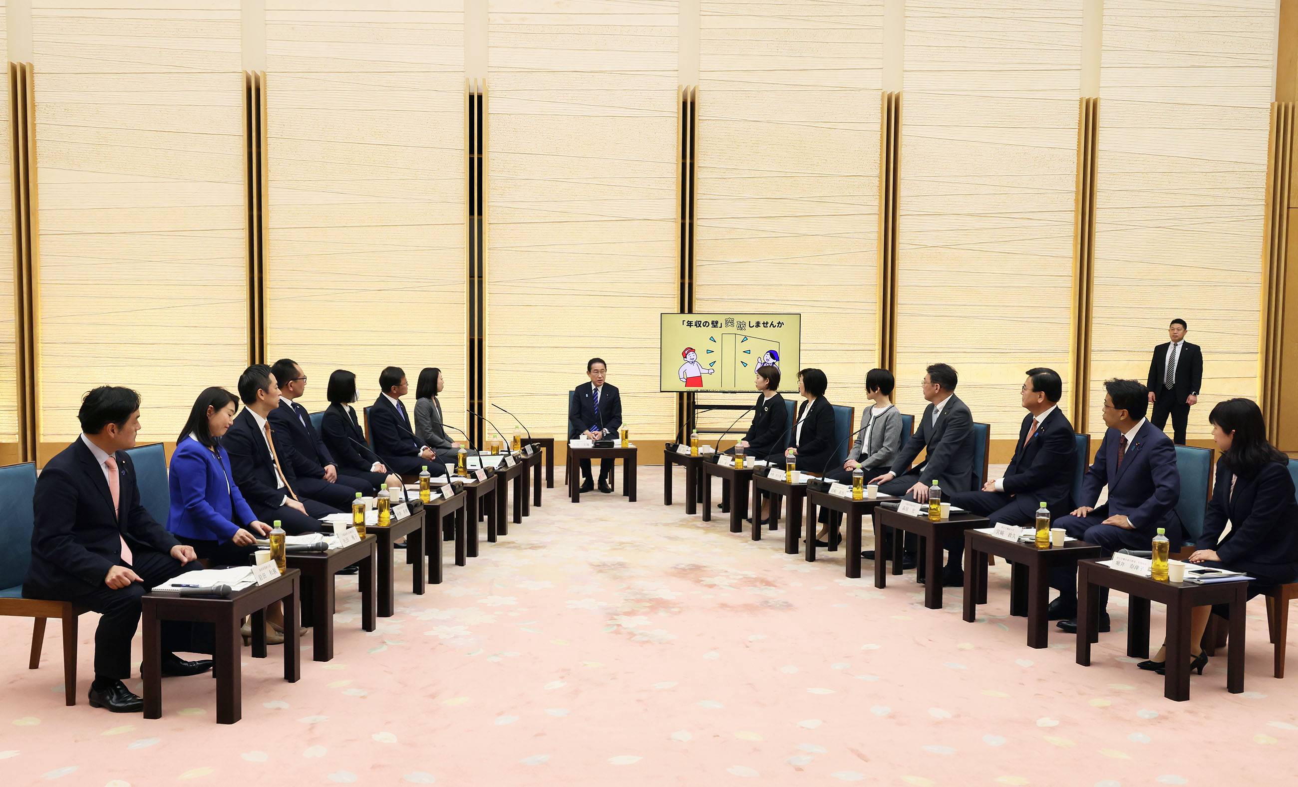 Prime Minister Kishida attending an exchange of views (5)