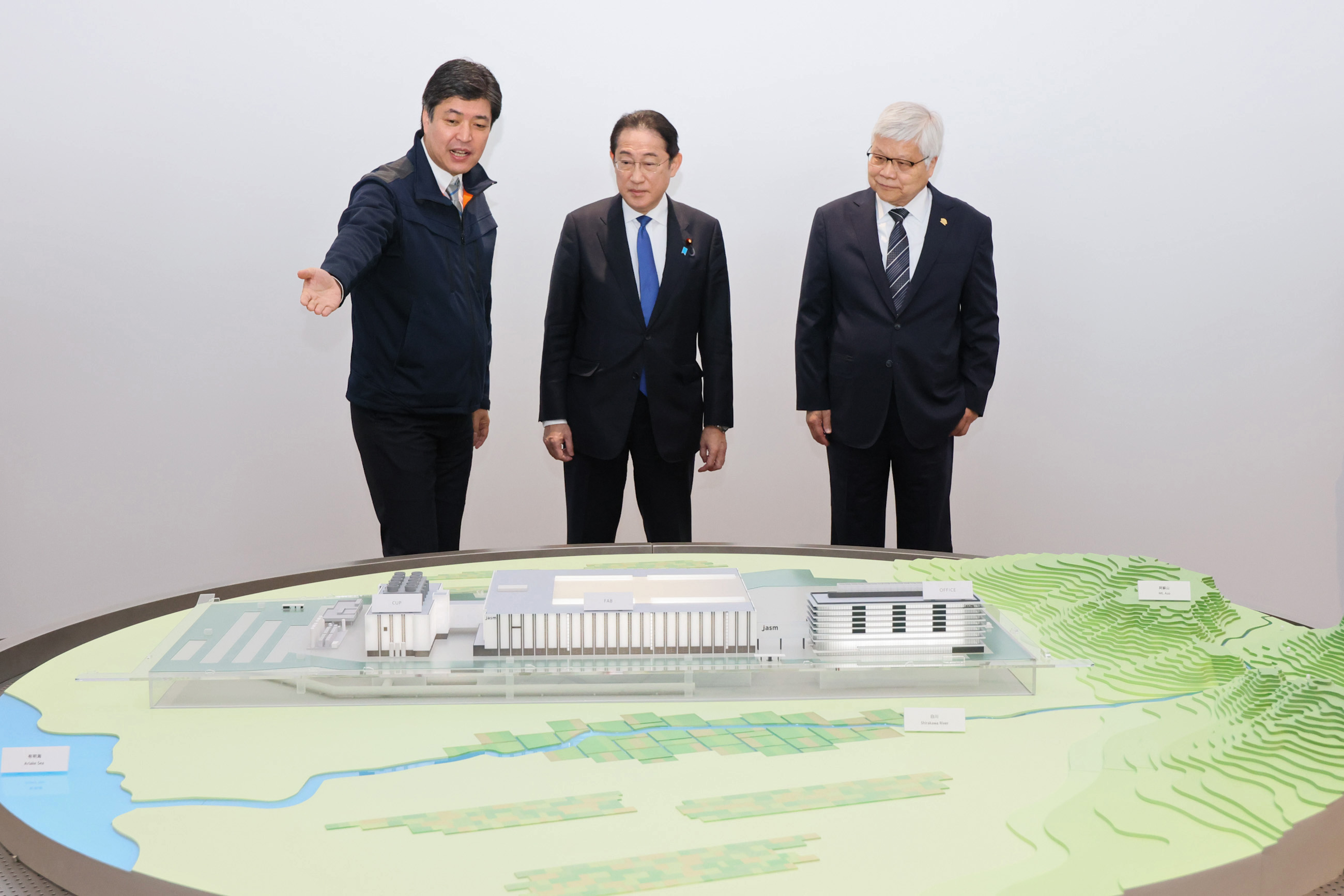 Prime Minister Kishida visiting a TSMC factory (1)