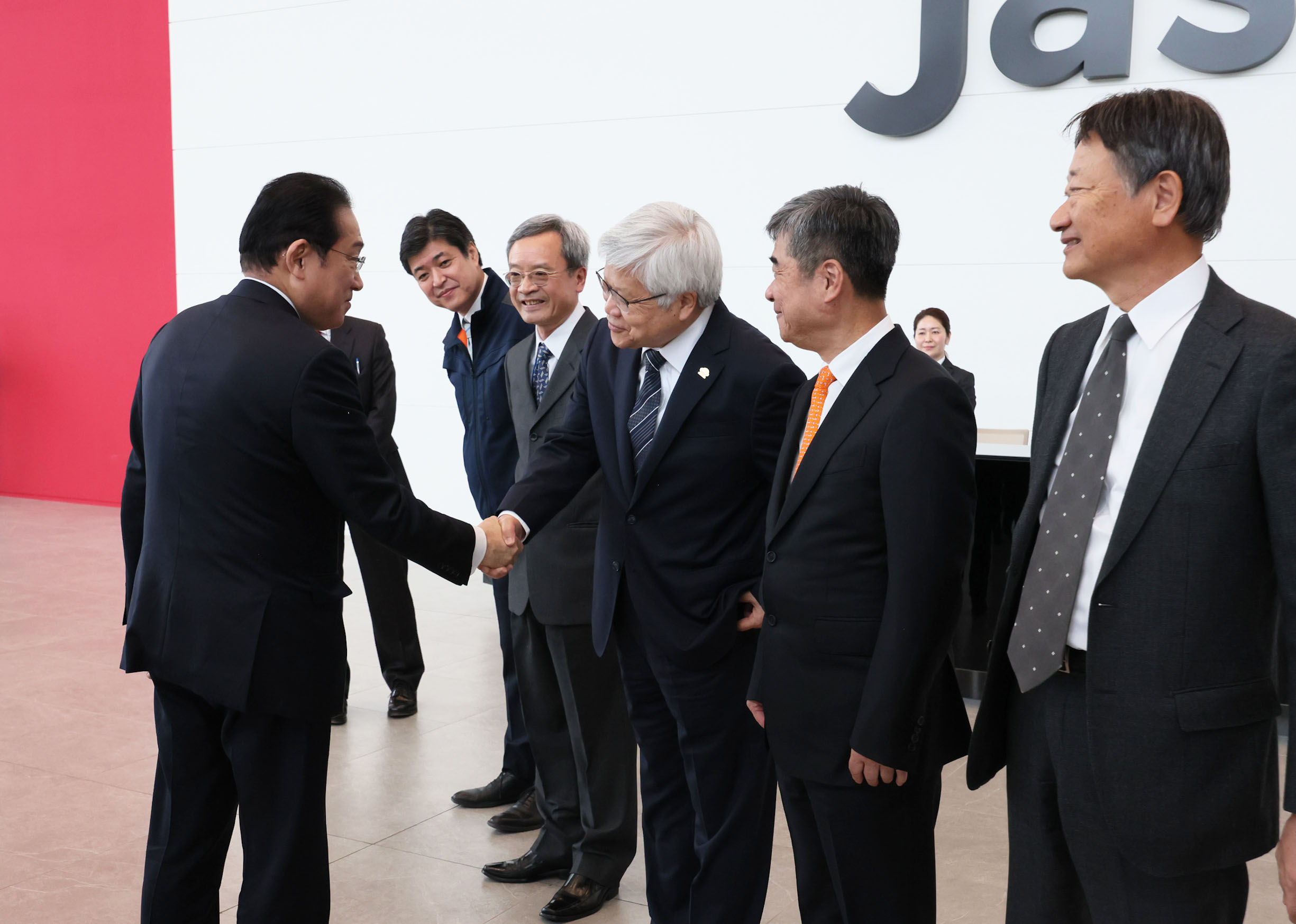 Prime Minister Kishida visiting a TSMC factory (2)