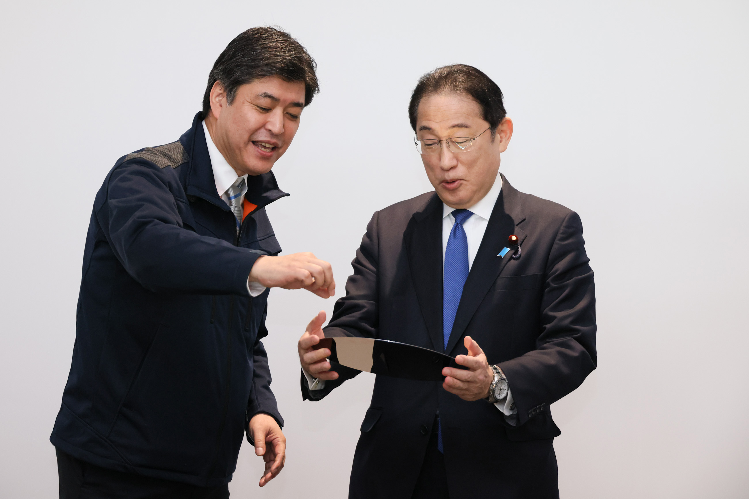 Prime Minister Kishida visiting a TSMC factory (3)