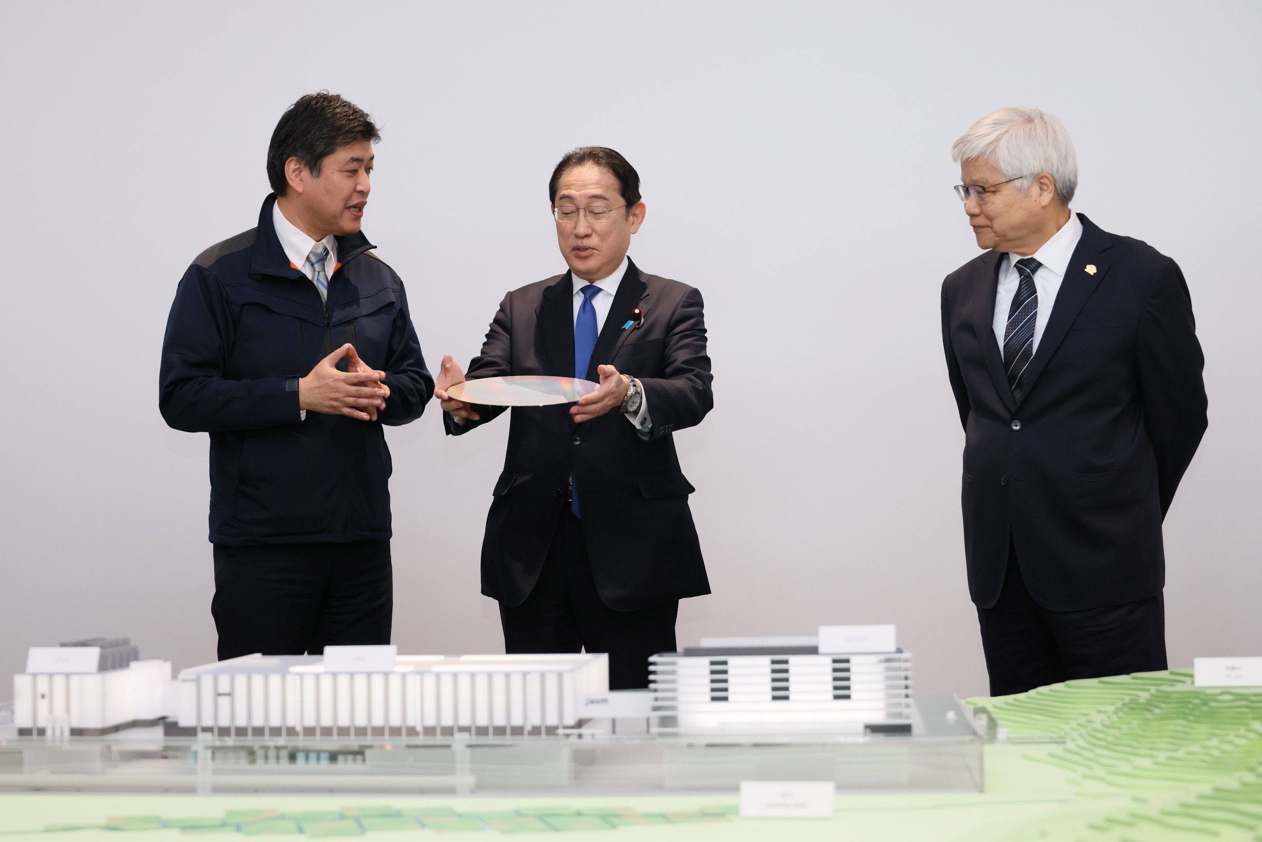 Prime Minister Kishida visiting a TSMC factory (4)
