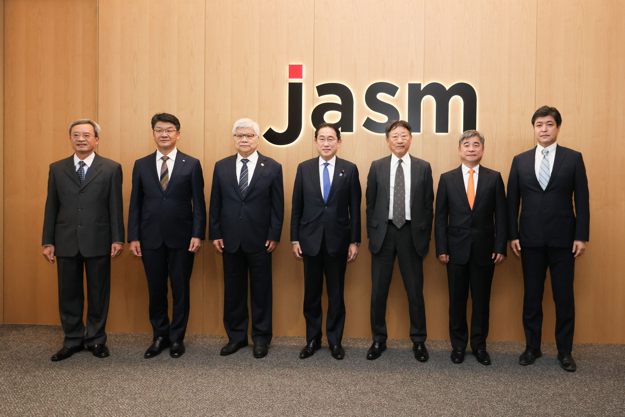 Prime Minister Kishida visiting a TSMC factory (5)