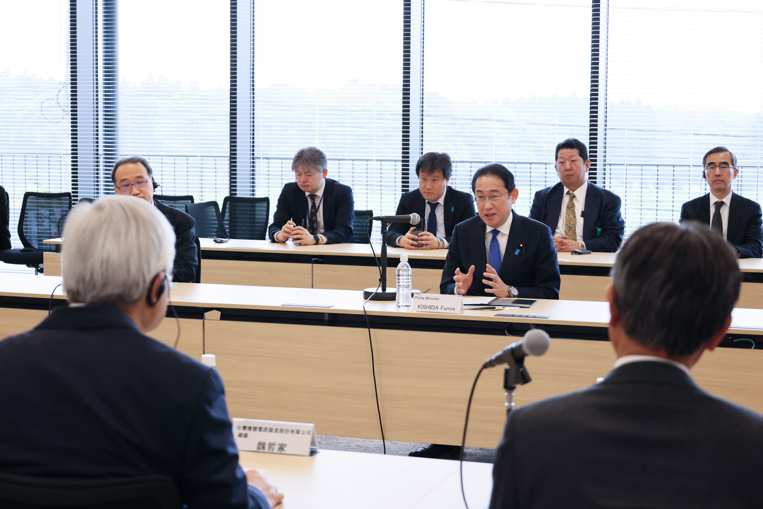 Prime Minister Kishida attending an exchange of views with TSMC, JASM, Sony, and DENSO (3)