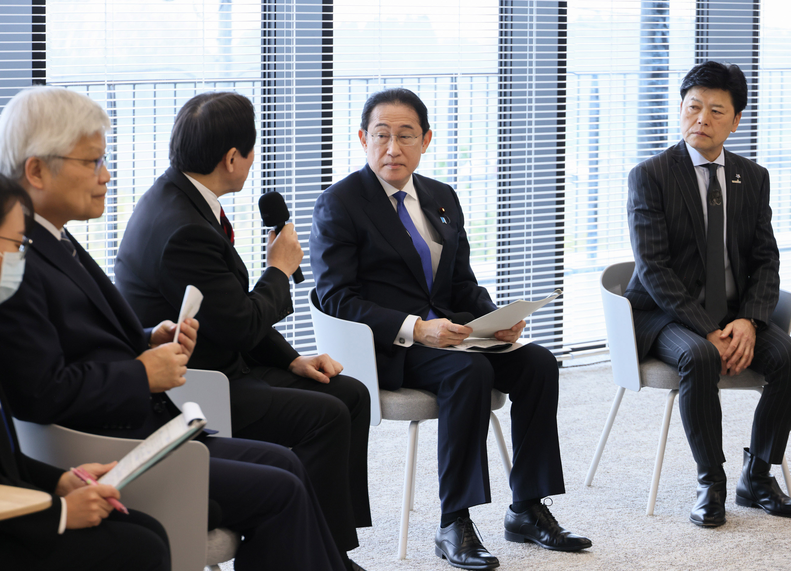 Prime Minister Kishida holding a small group talk with TSMC and local small and medium-sized enterprises (2)