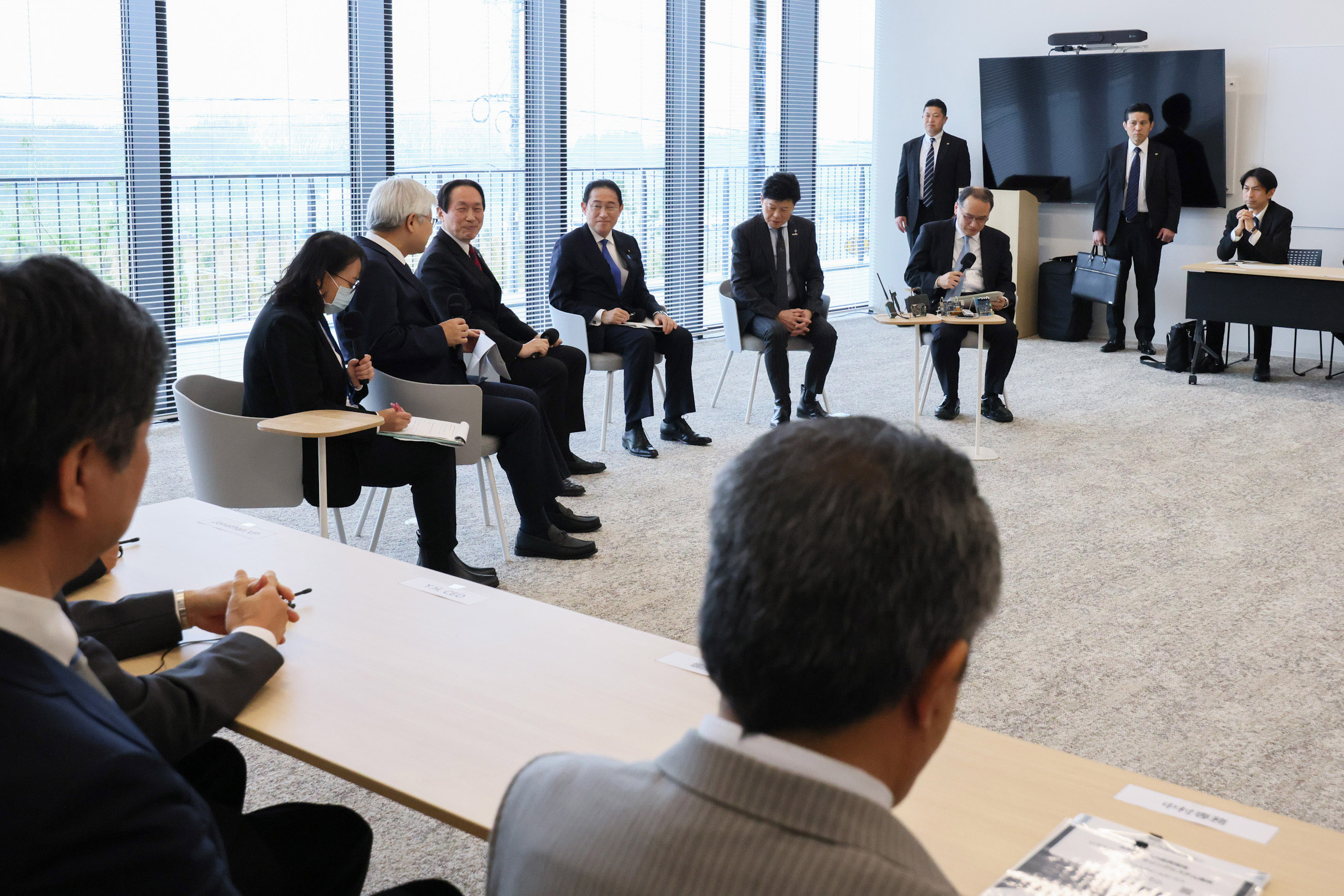 Prime Minister Kishida holding a small group talk with TSMC and local small and medium-sized enterprises (4)