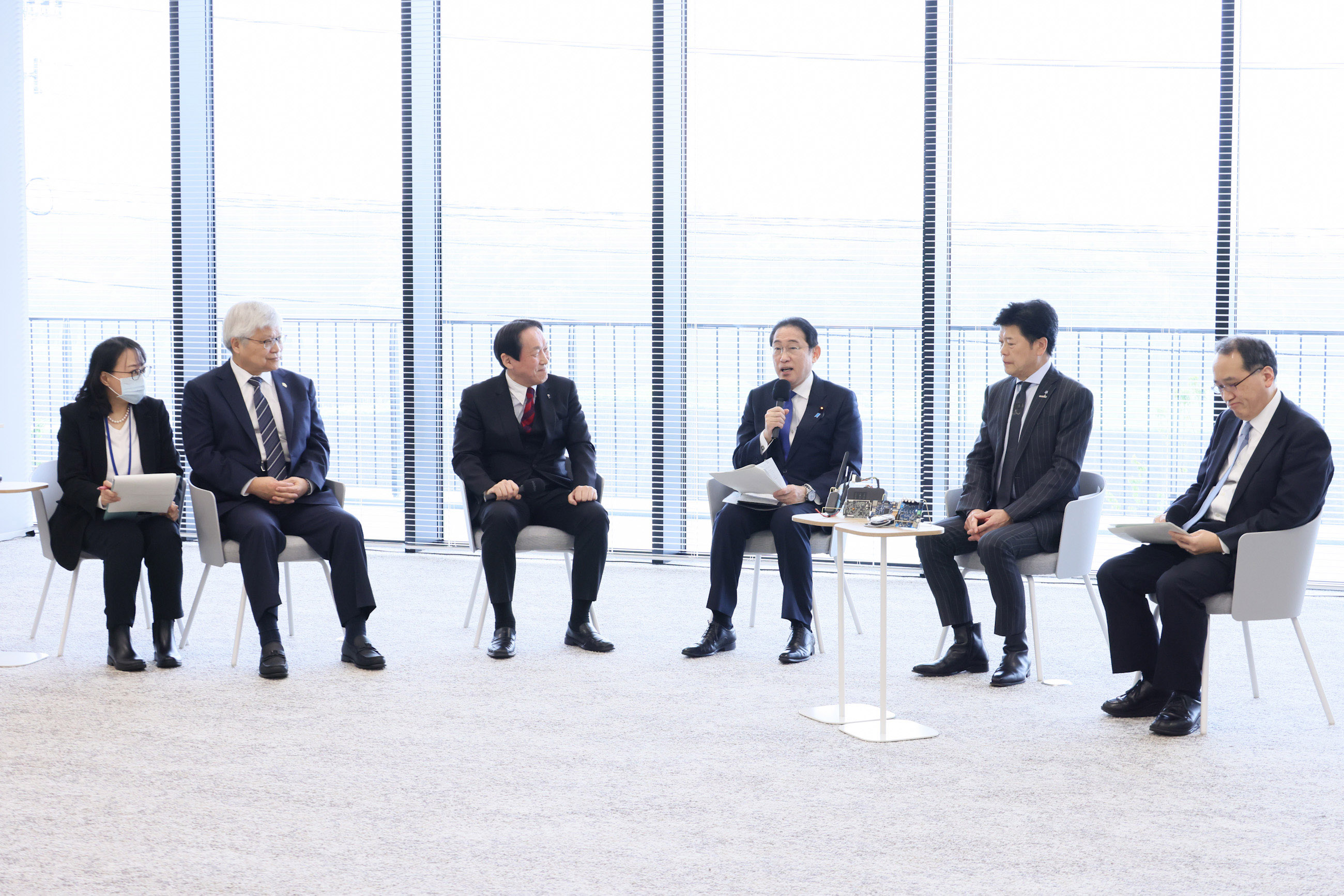 Prime Minister Kishida holding a small group talk with TSMC and local small and medium-sized enterprises (5)