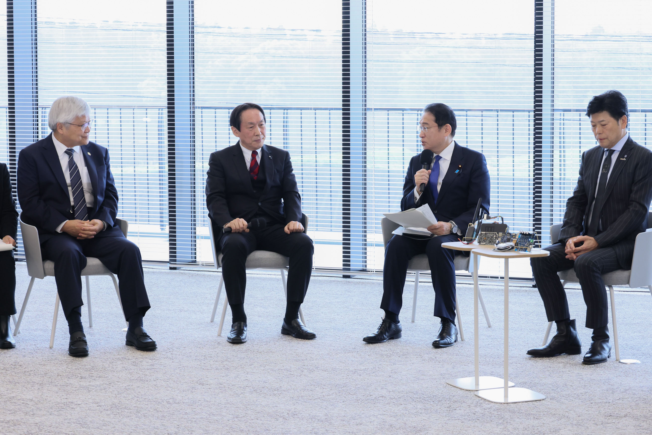 Prime Minister Kishida holding a small group talk with TSMC and local small and medium-sized enterprises (6)