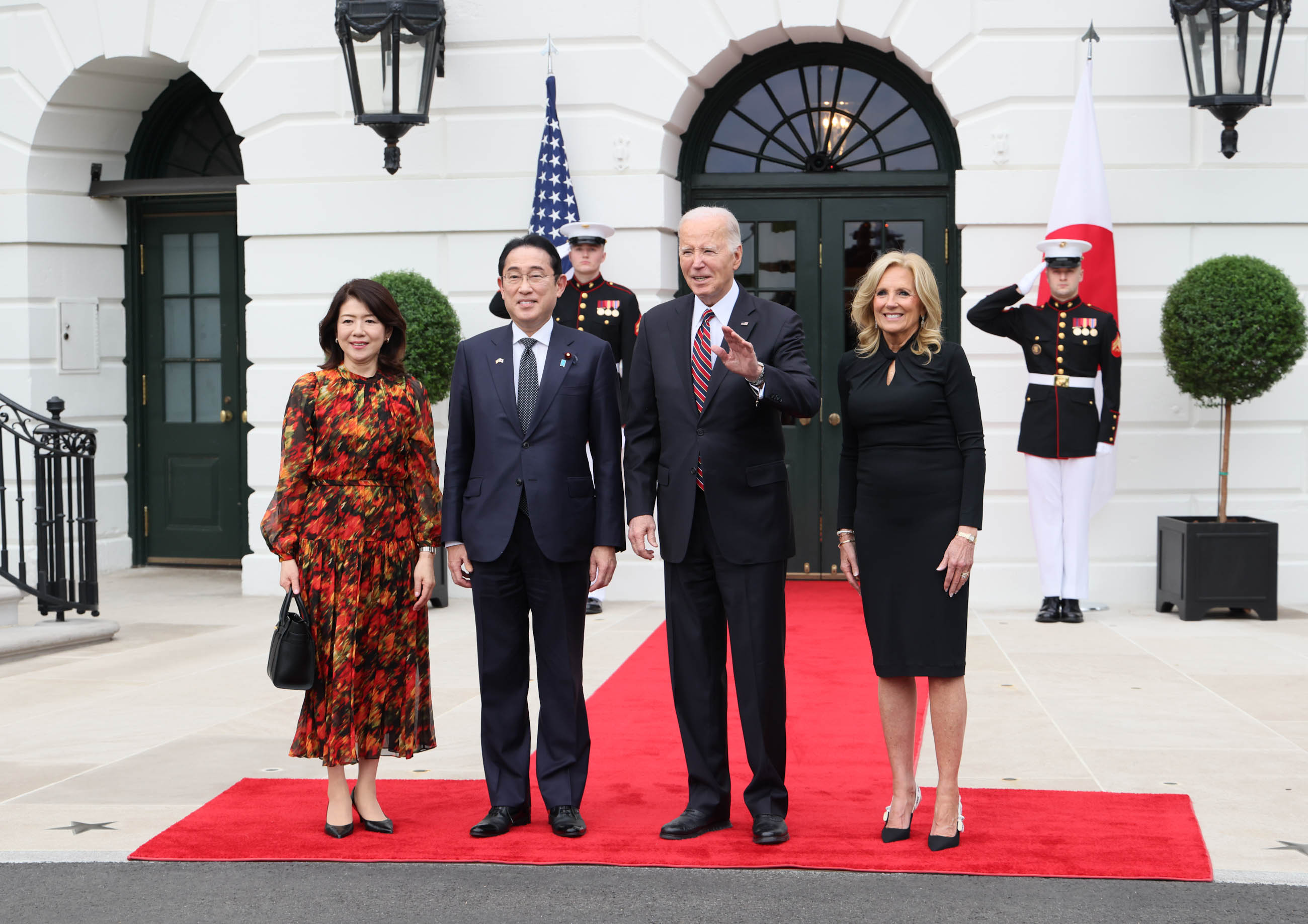 Prime Minister Kishida receiving greetings from President Biden (1)