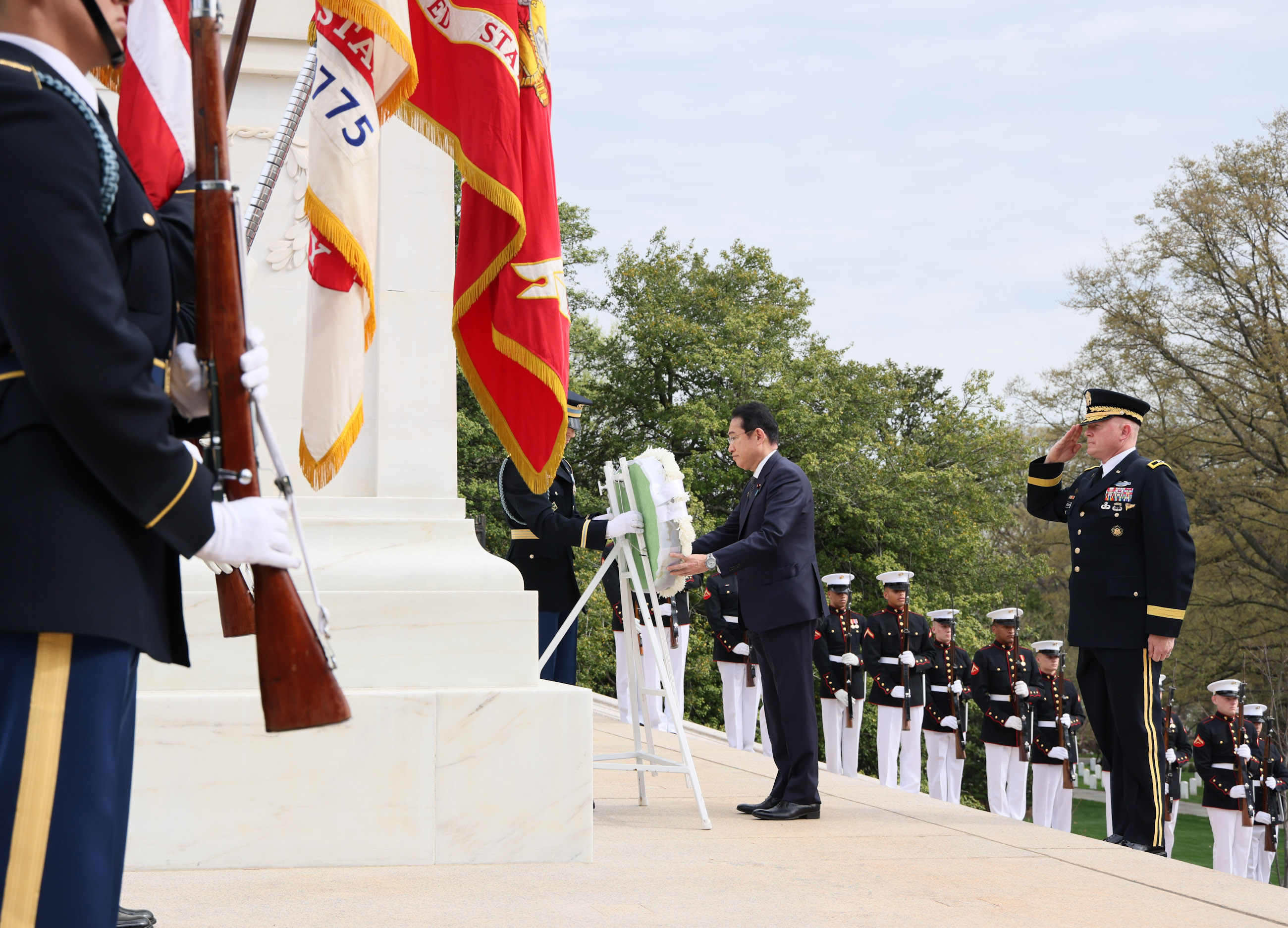 Prime Minister Kishida laying a wreath at Arlington National Cemetery (1)
