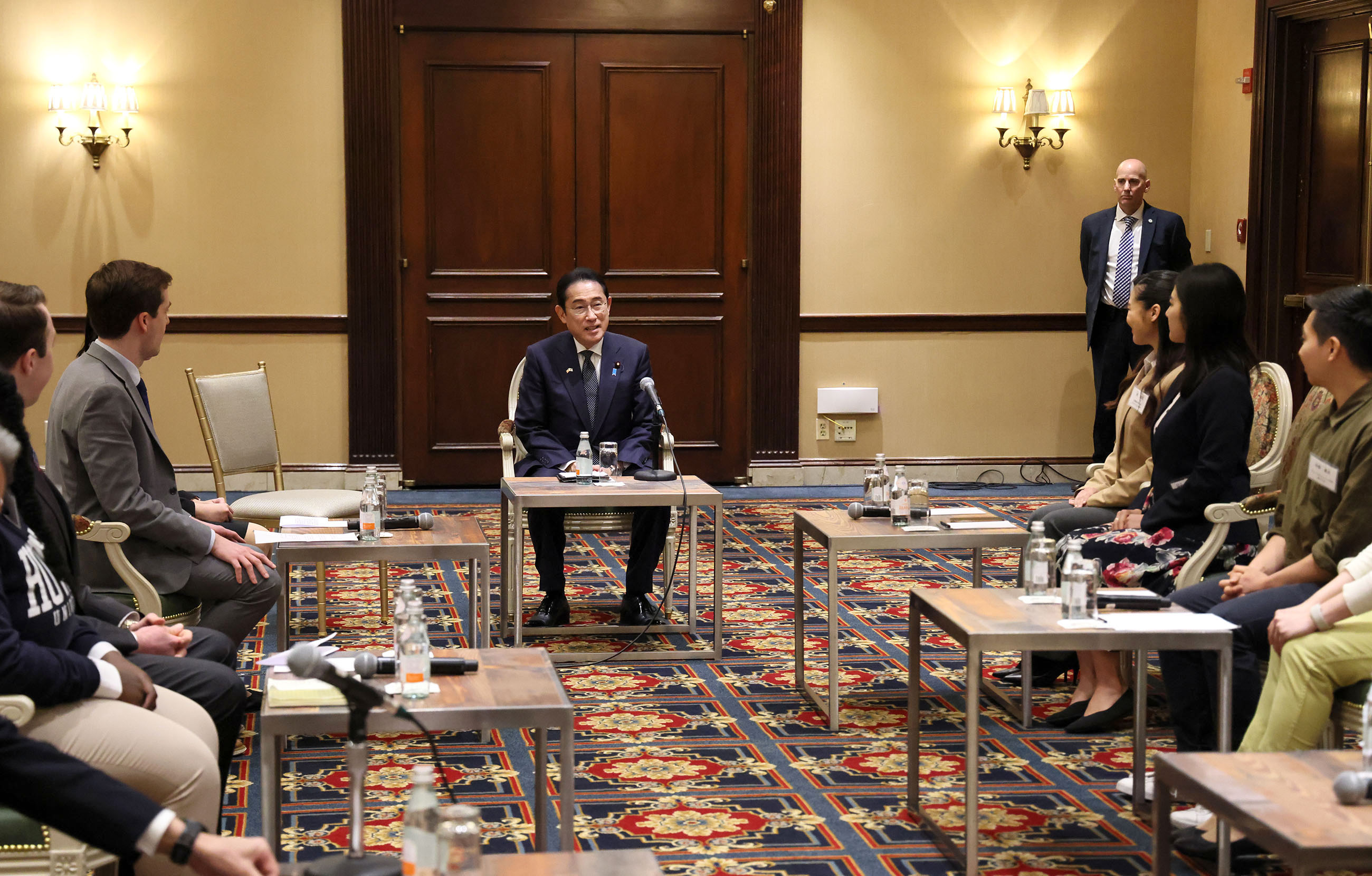 Prime Minister Kishida having a dialogue with the next generation for Japan- U.S. friendship and cooperation (1)