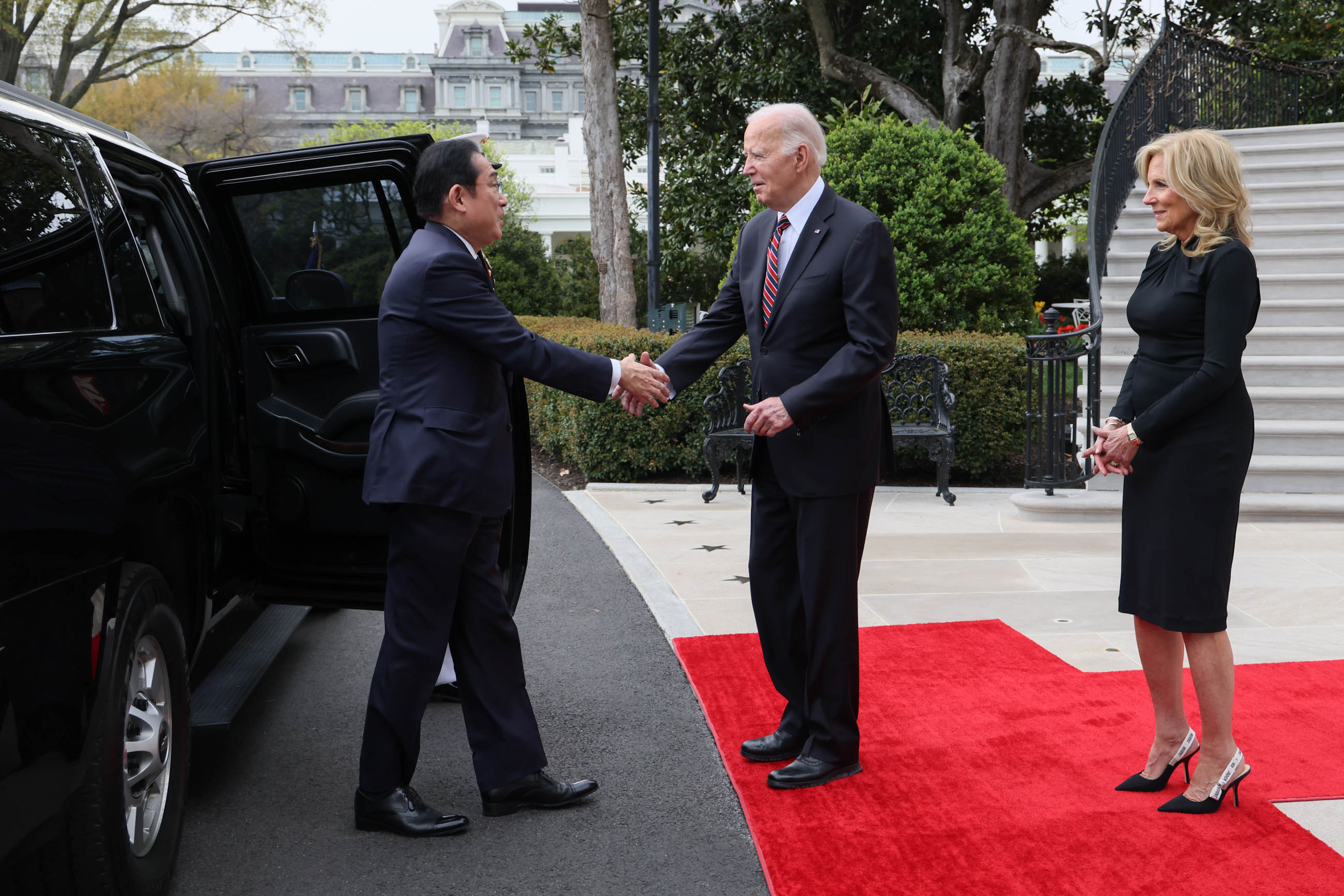 Prime Minister Kishida receiving greetings from President Biden (2)