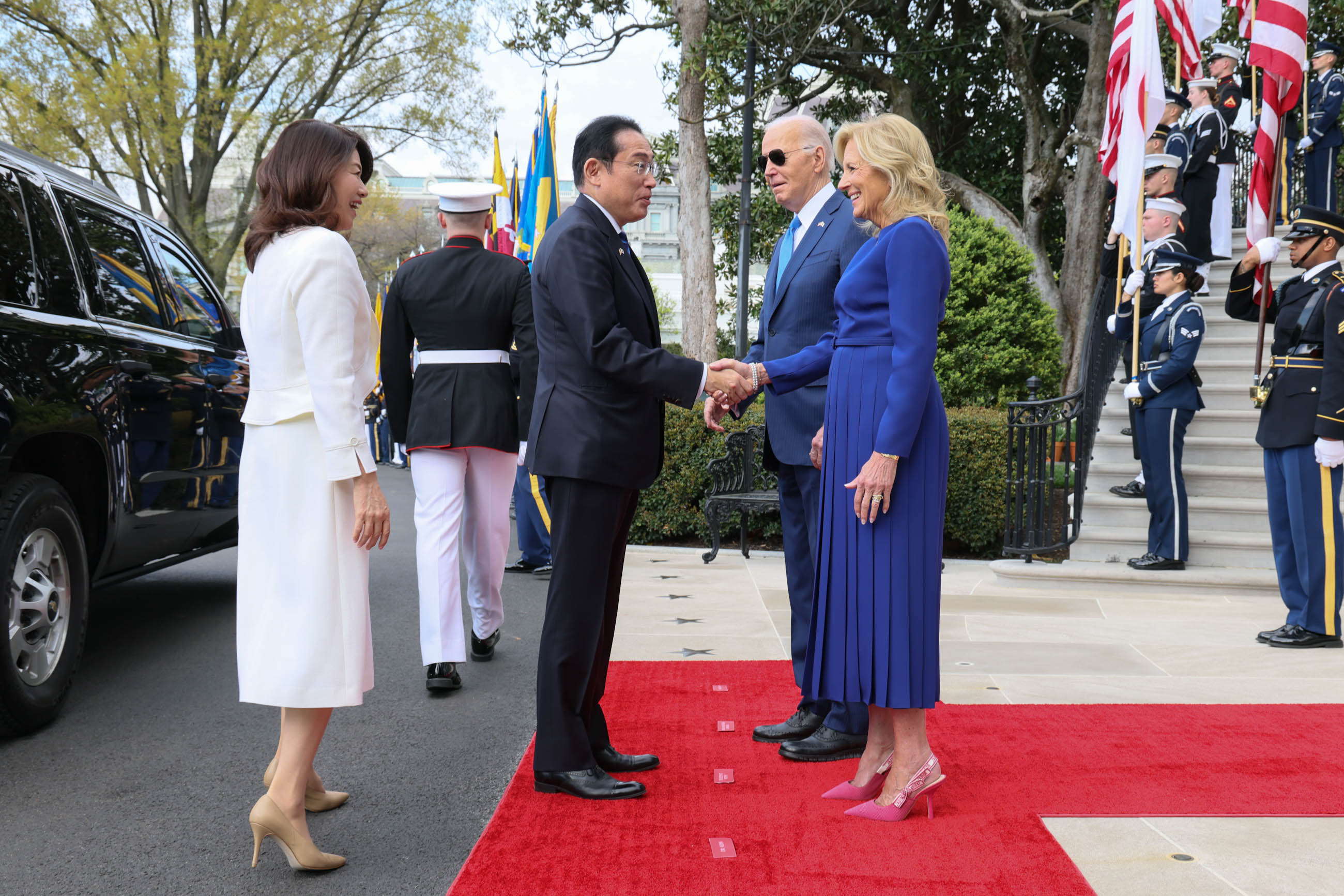 Prime Minister Kishida receiving greetings from President Biden 