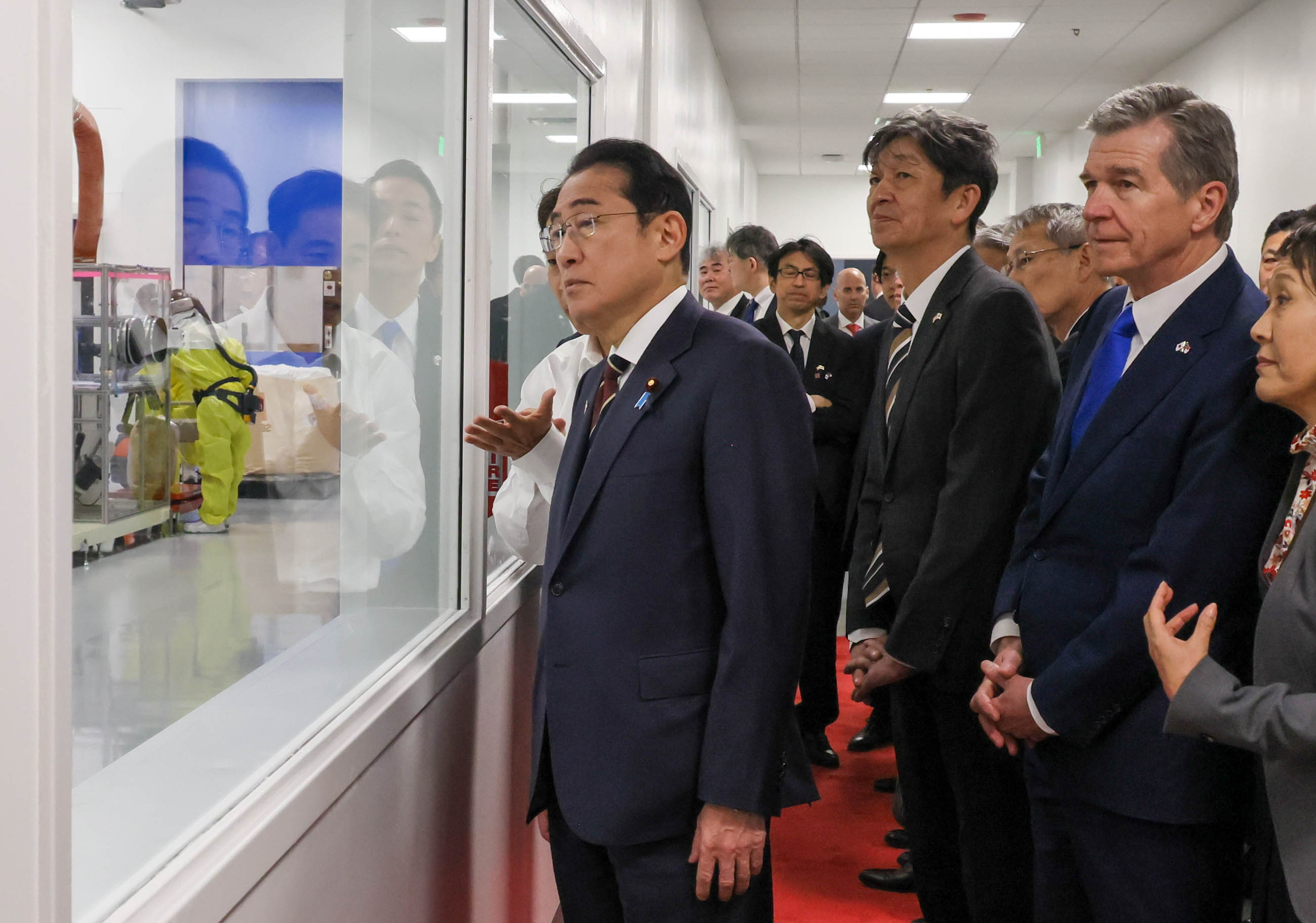 Prime Minister Kishida visiting Toyota Motor Corporation's automotive battery manufacturing plant (4)