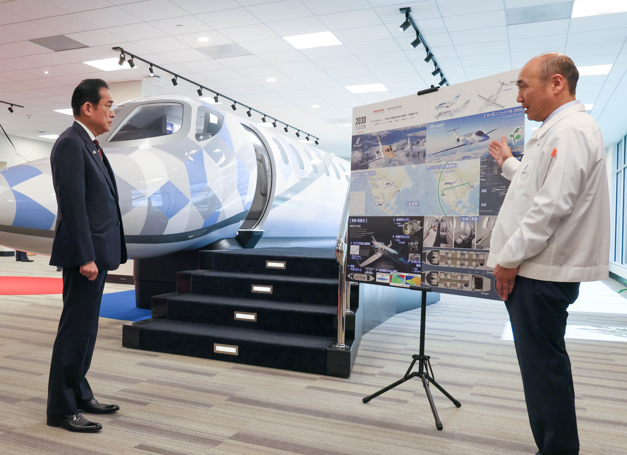 Prime Minister Kishida visiting Honda Aircraft Company’s production facility (1)