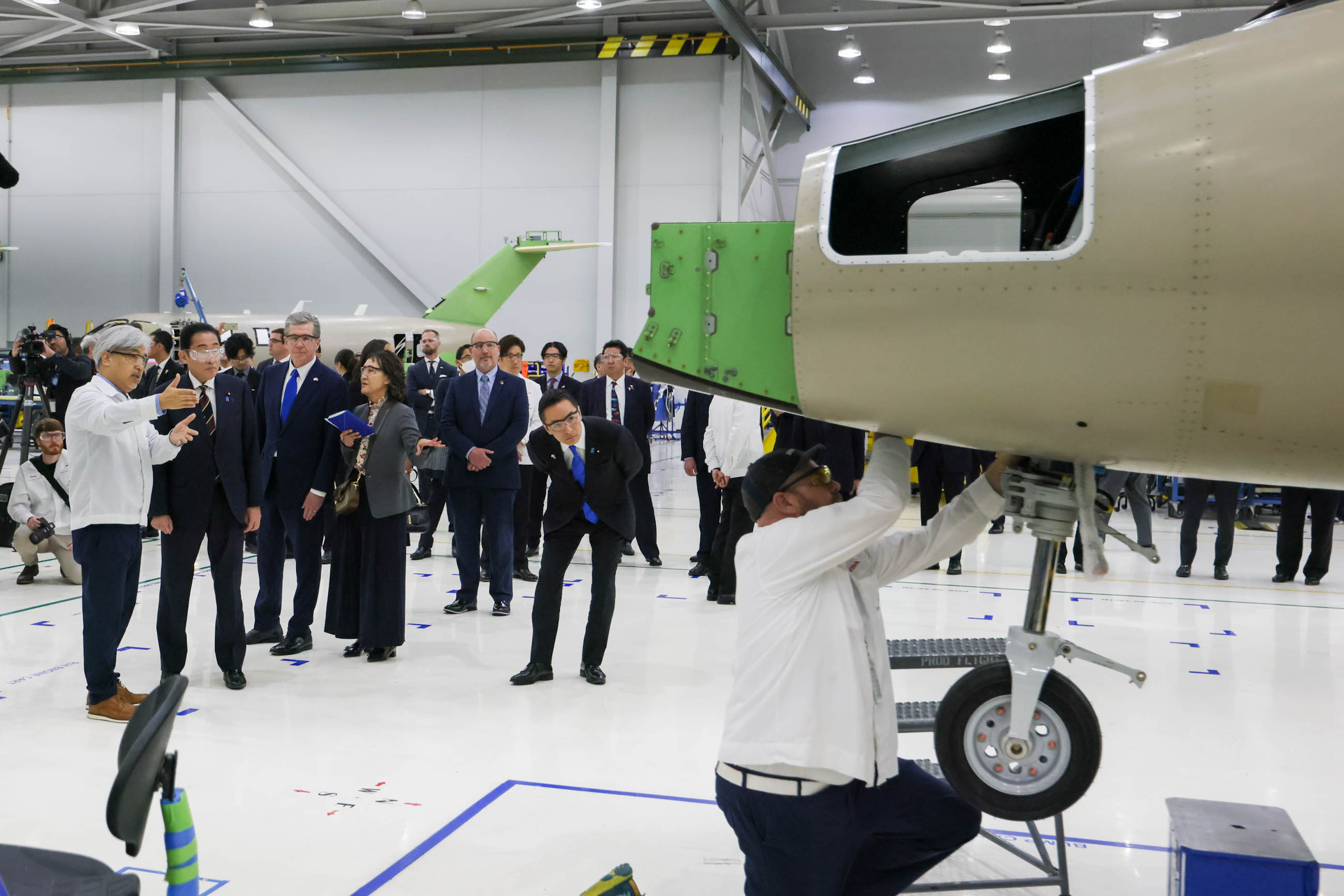 Prime Minister Kishida visiting Honda Aircraft Company’s production facility (3)