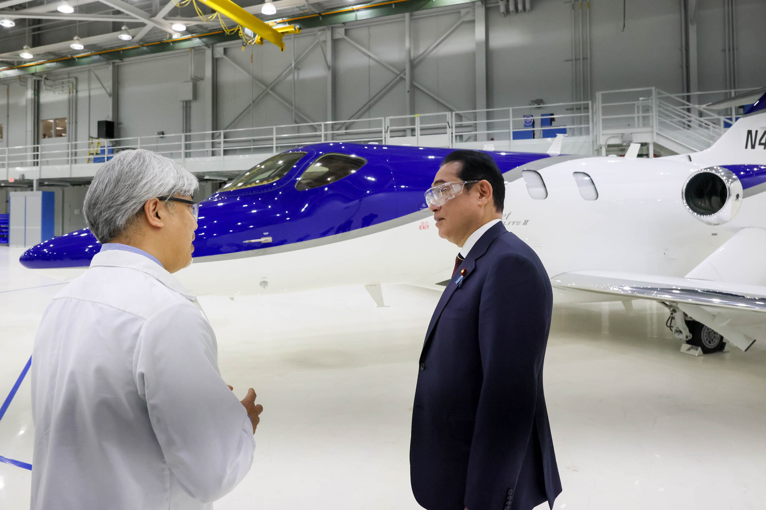 Prime Minister Kishida visiting Honda Aircraft Company’s production facility (4)