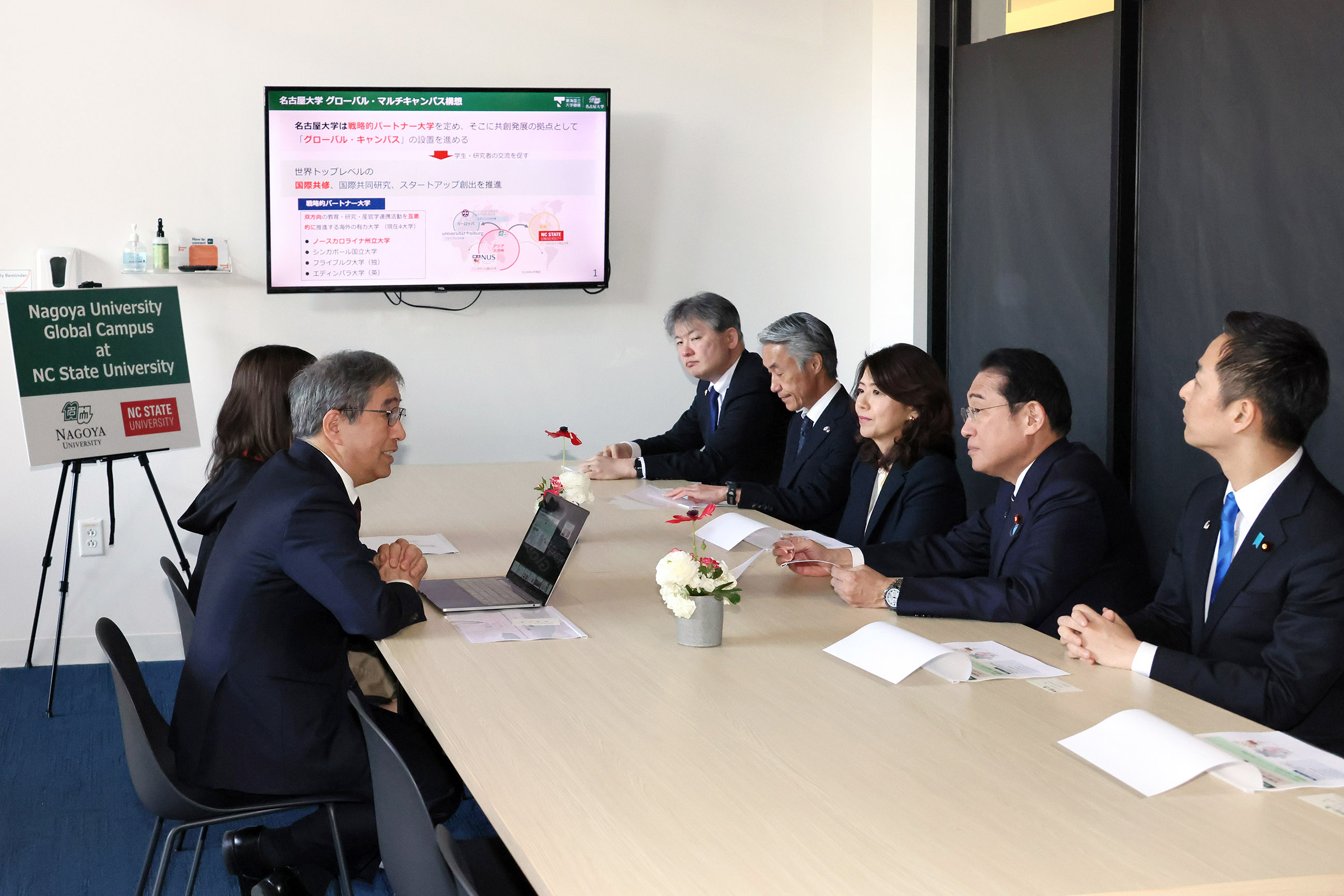 Prime Minister Kishida holding talks with Japanese students studying abroad (1)